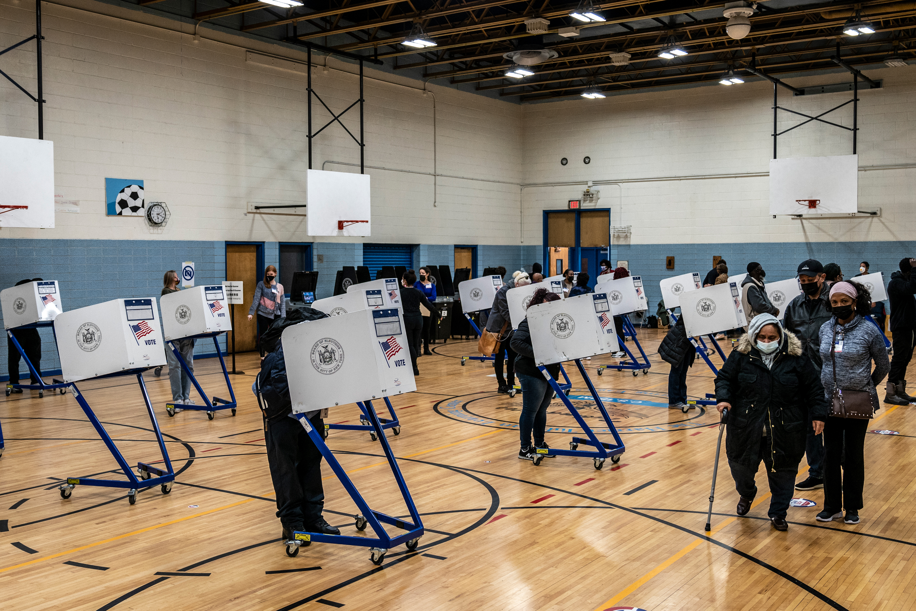 La gente emite su voto en el P.S. 154 en Harlem durante el día de las elecciones, 3 de noviembre de 2020.