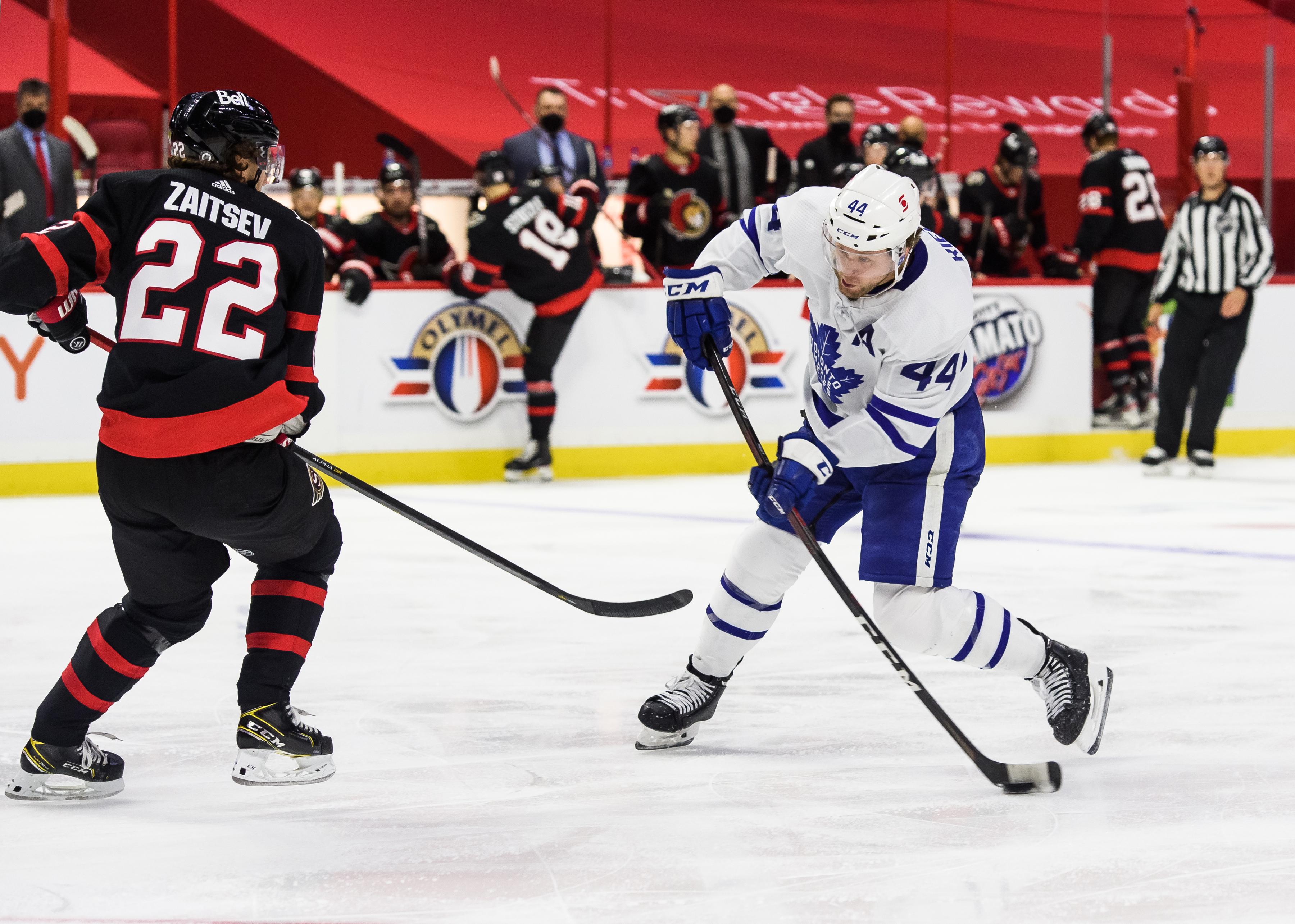 2021年5月12日，在加拿大安大略省渥太华市的加拿大轮胎中心举行的全国冰球联盟(NHL)比赛中，渥太华参议员队和多伦多枫叶队的第三节比赛中，多伦多枫叶队防守队员Morgan Rielly(44岁)向渥太华参议员队防守队员Nikita Zaitsev(22岁)投掷冰球。