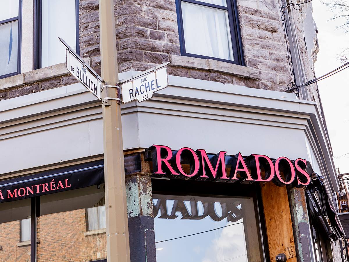 在有标志的餐馆外面说romados
