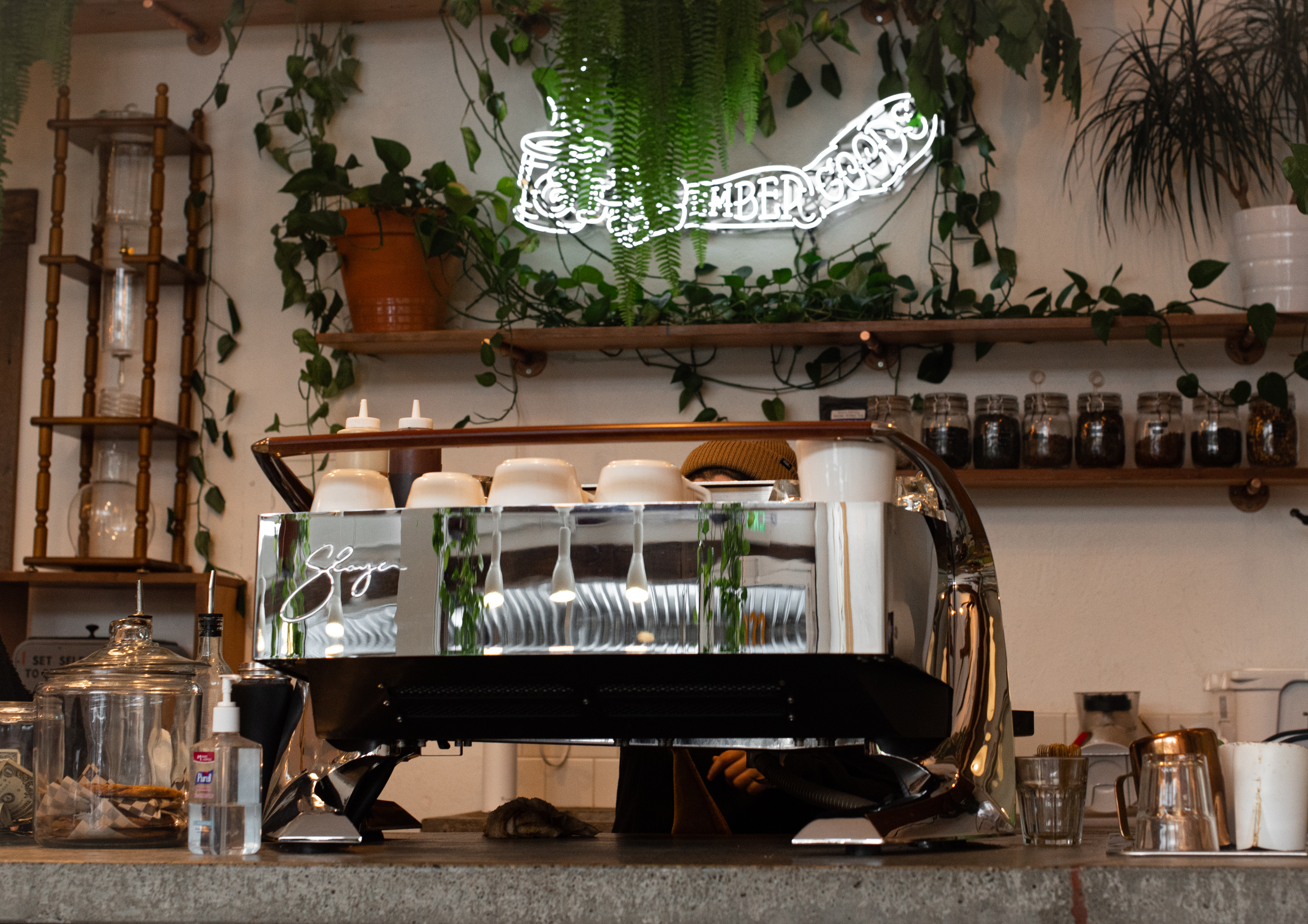 橡皮擦的内部，咖啡馆的名字是脚本明亮的霓虹灯和前景中的巨型杀手浓缩咖啡机