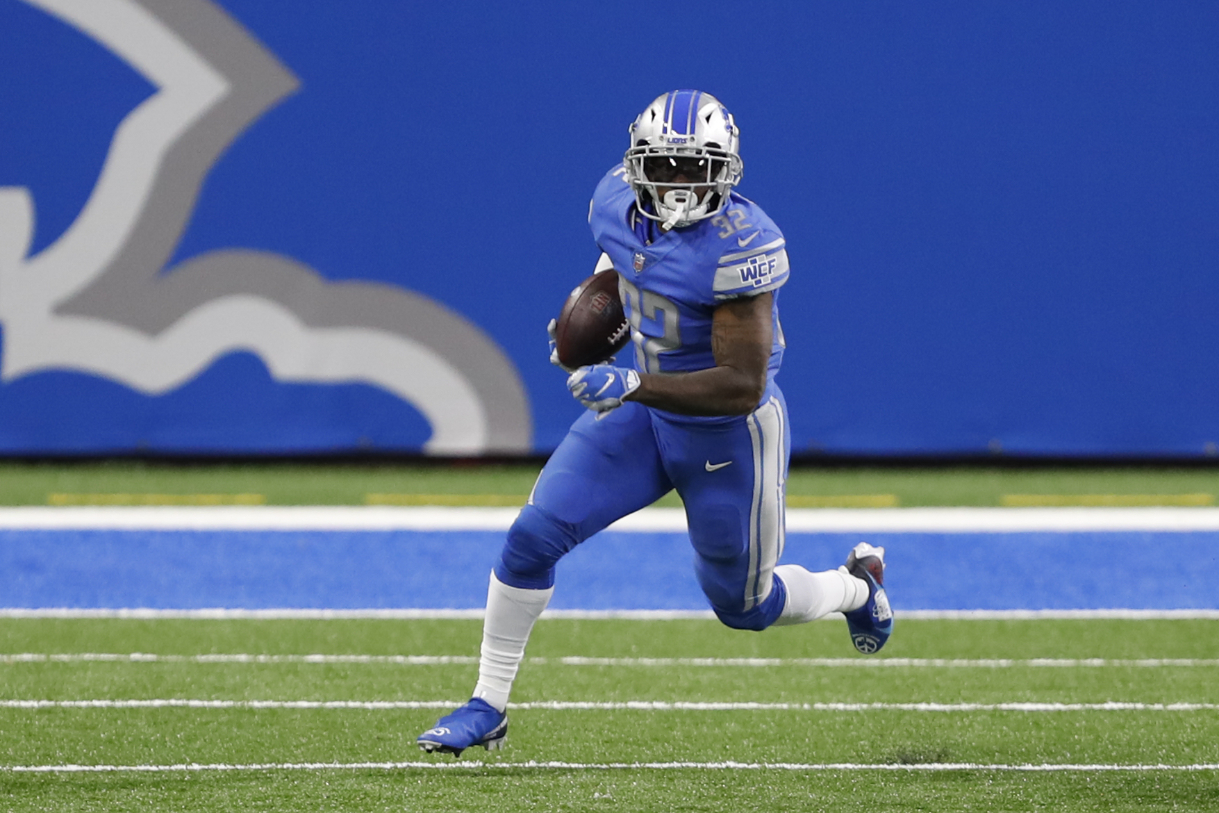 &nbsp;Detroit Lions running back D’Andre Swift (32) runs the ball during the second quarter against the Green Bay Packers at Ford Field.