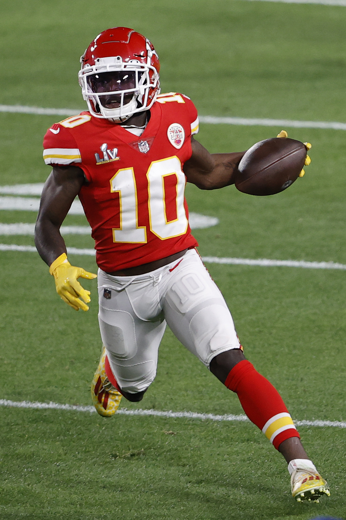 Kansas City Chiefs wide receiver Tyreek Hill (10) runs the ball against the Tampa Bay Buccaneers during the first quarter of Super Bowl LV at Raymond James Stadium.&nbsp;