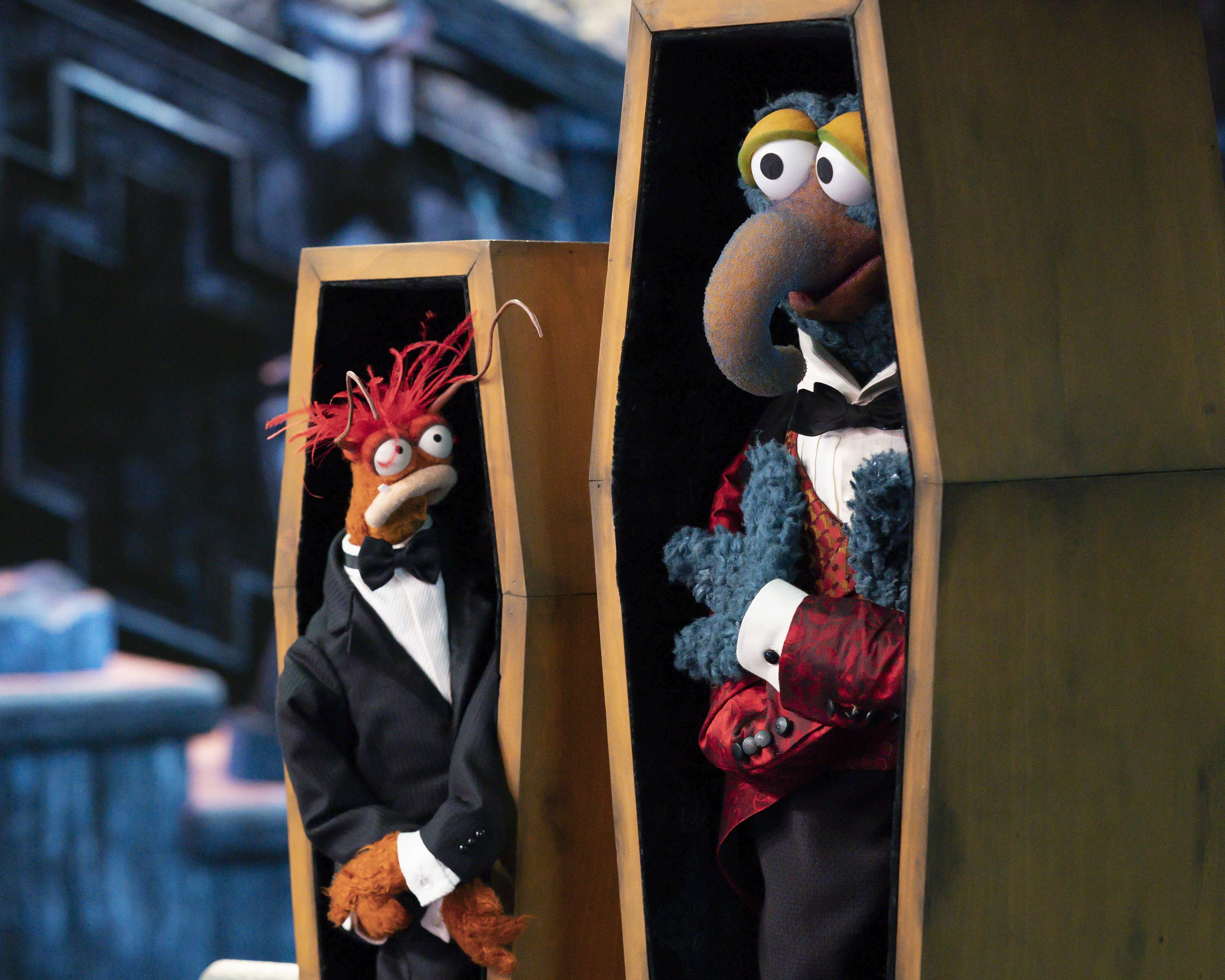 gonzo and pepe in coffins in muppets haunted mansion