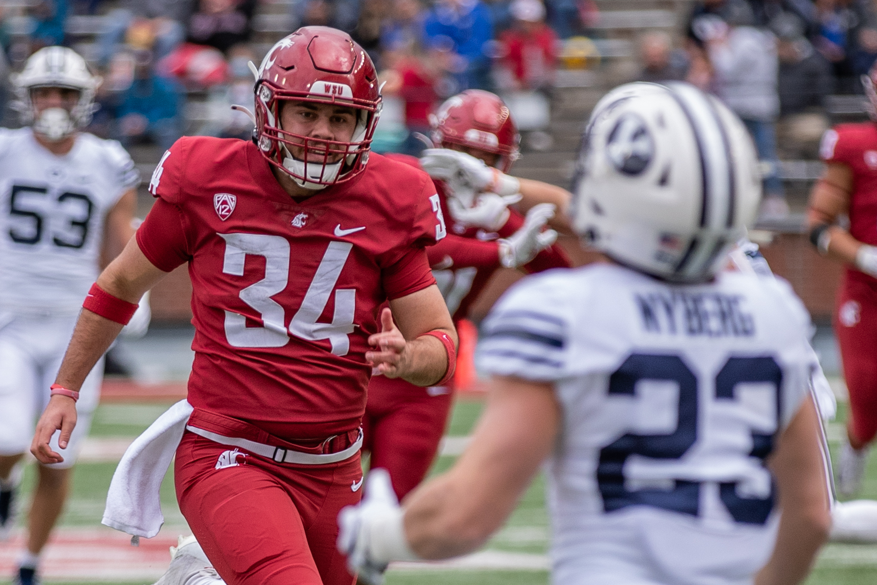 PULLMAN, WA - OCTOBER 23: Washington State long snapper Simon Samarzich (34) sprints downfield during a punt in the first half of a non-conference matchup between the BYU Cougars and the Washington State Cougars on October 23, 2021, at Martin Stadium in Pullman, WA.
