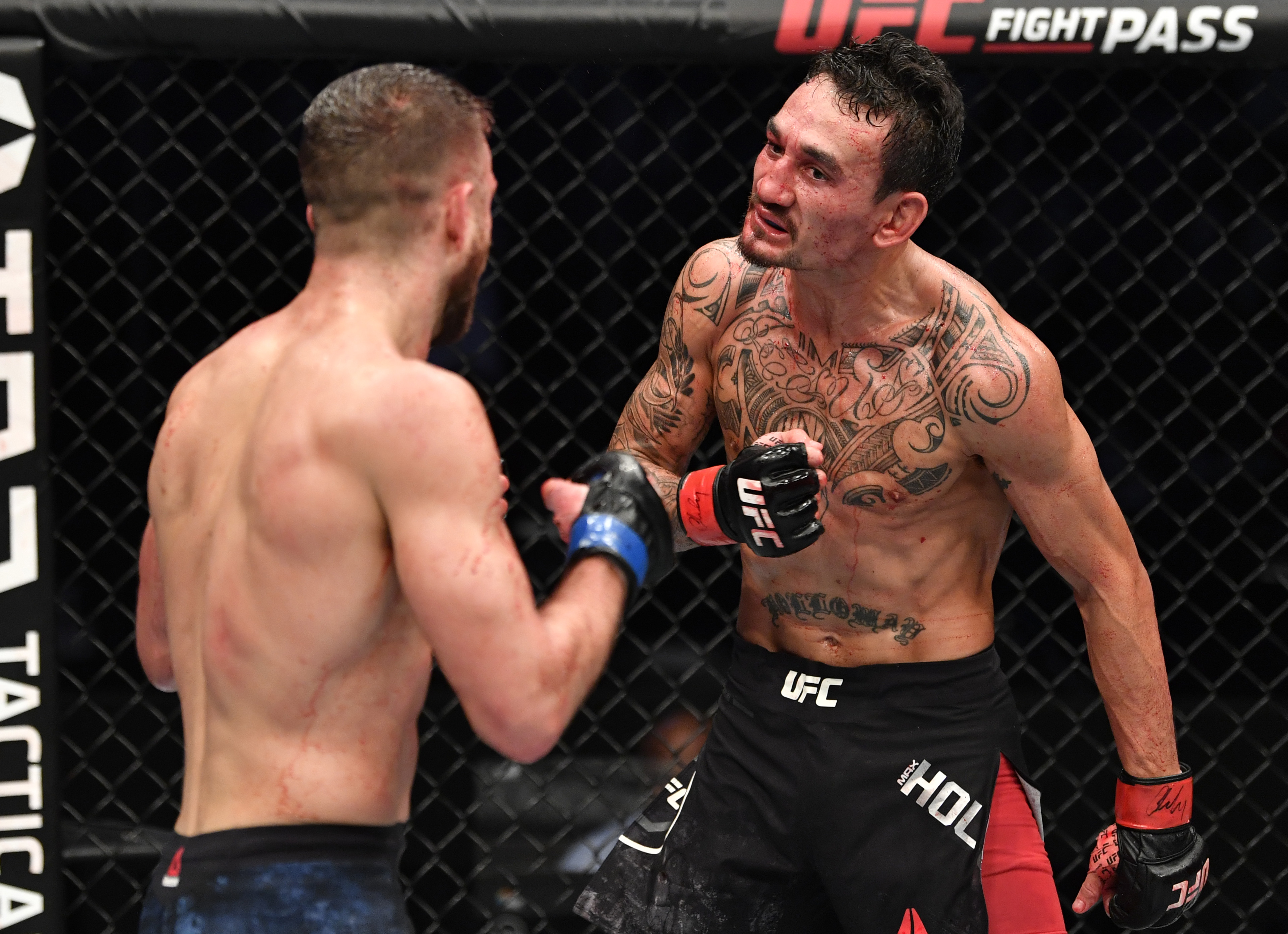 Max Holloway is massively favored over Yair Rodriguez in the UFC Vegas 42 main event