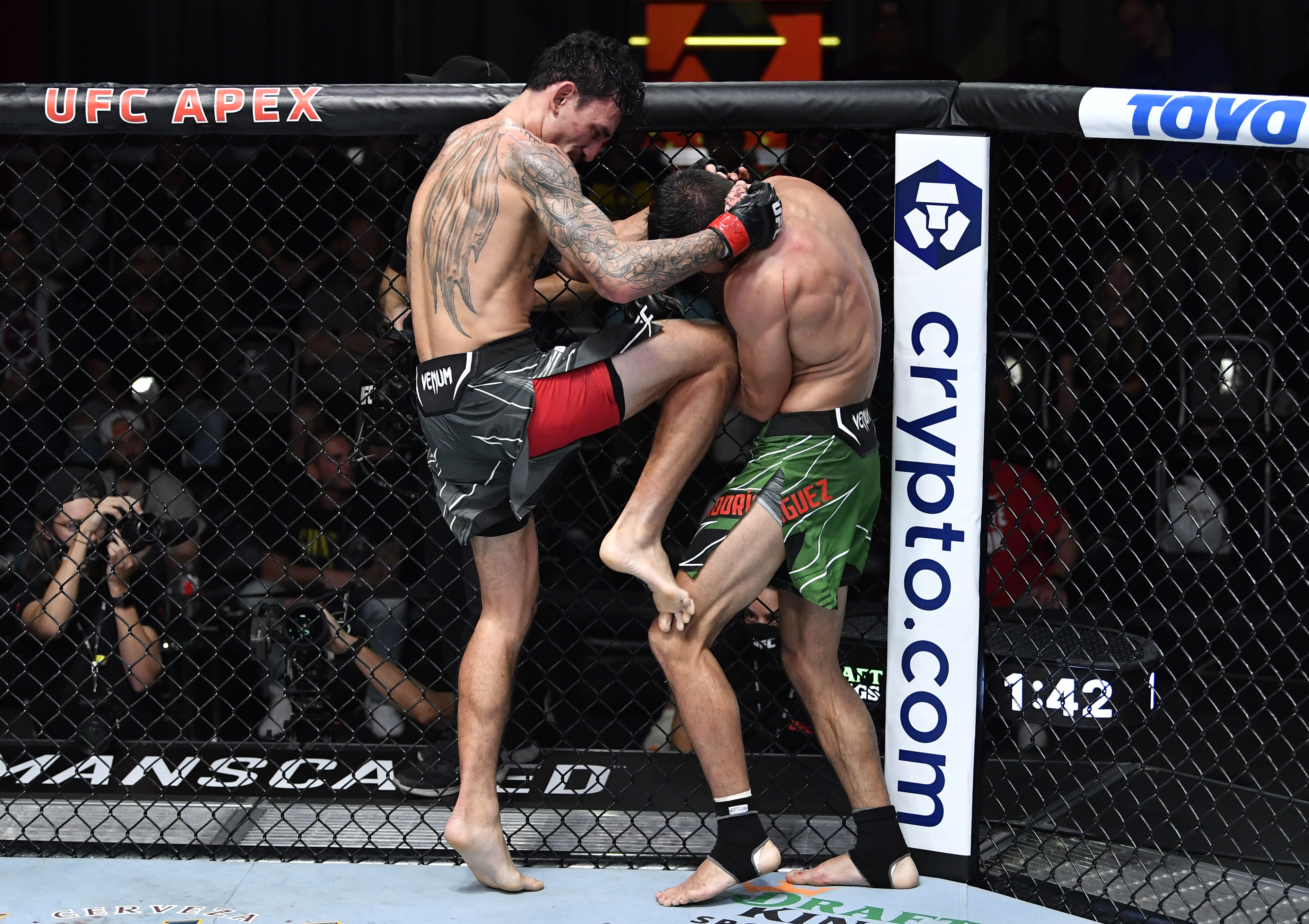 Max Holloway wins a decision over Yair Rodriguez in scrappy main event at UFC Vegas 42