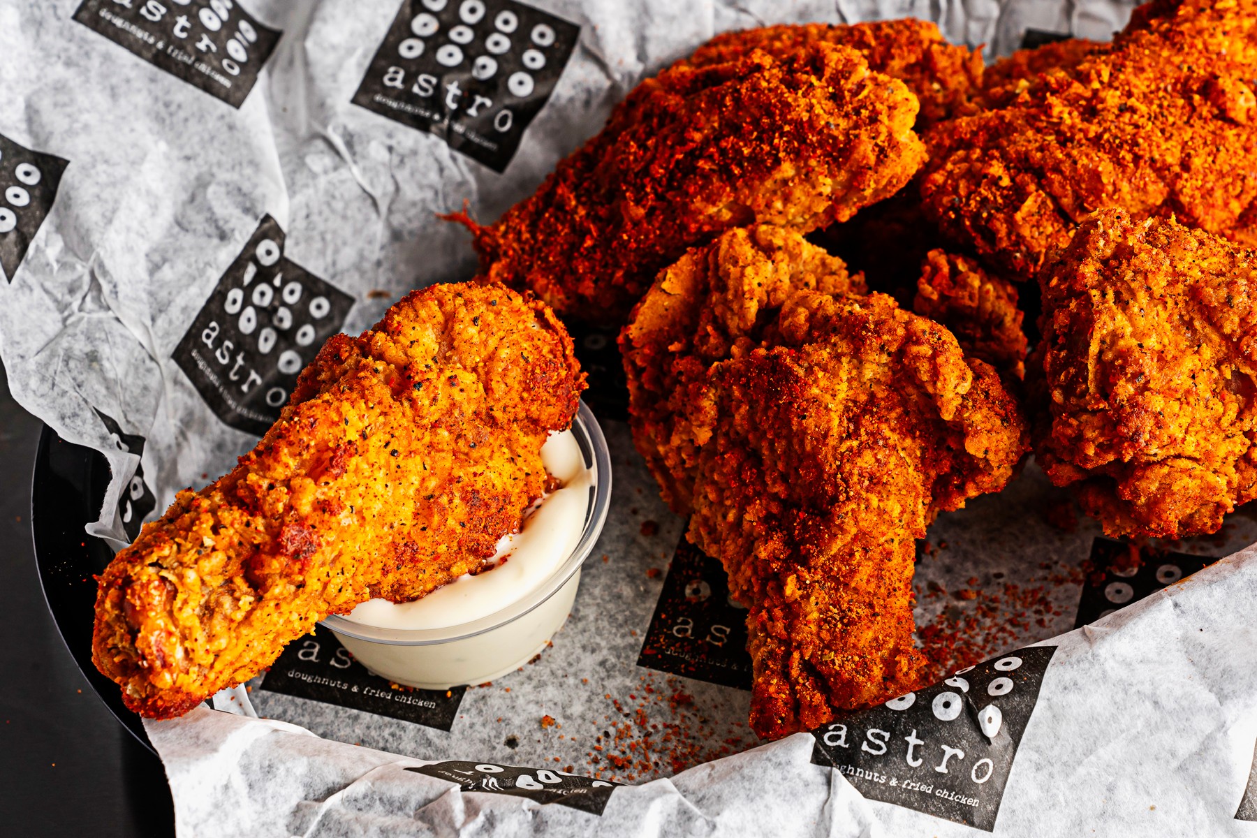 spice-dusted fried chicken with white sauce