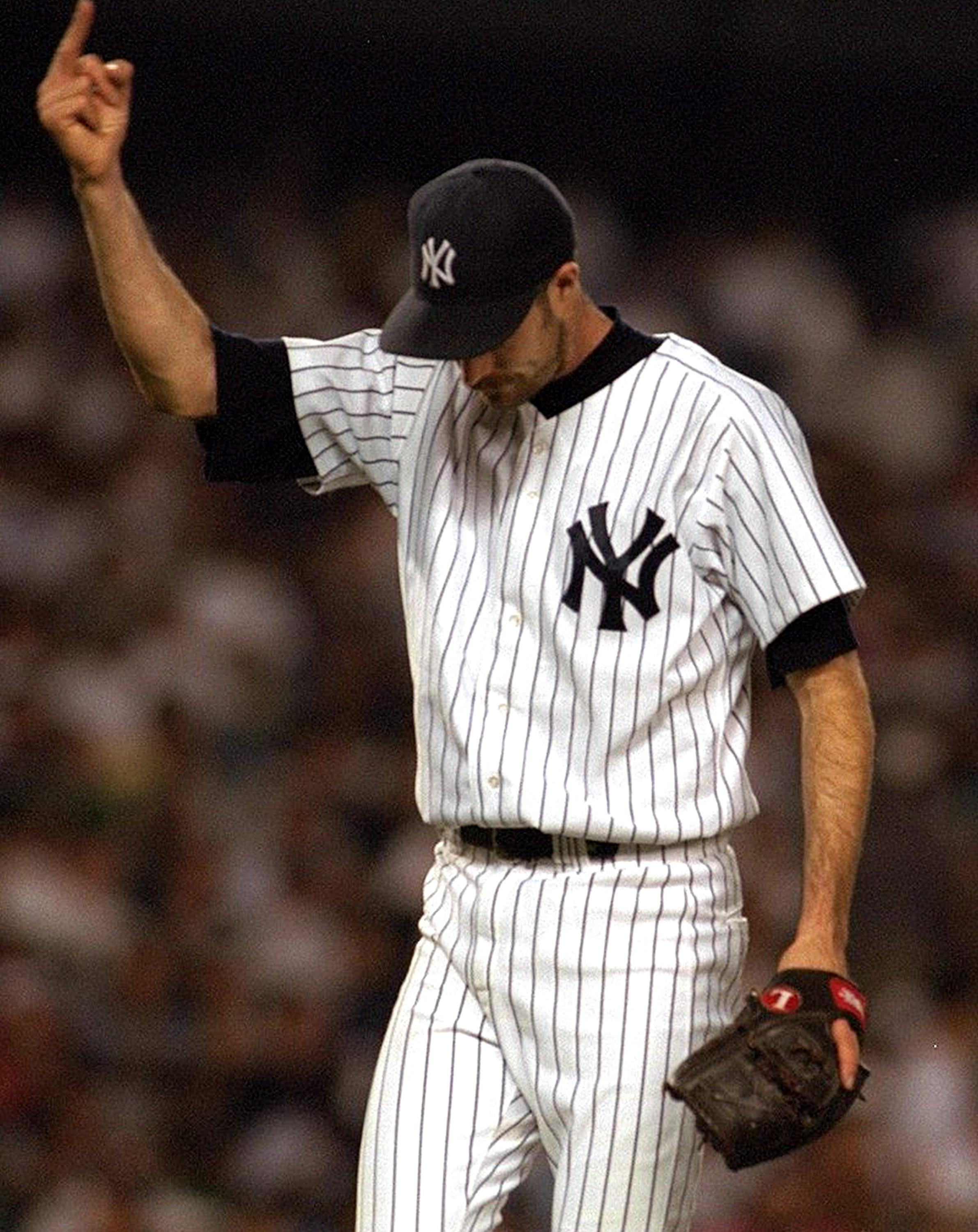 New York Yankees pitcher Jack McDowell gives the finger to t
