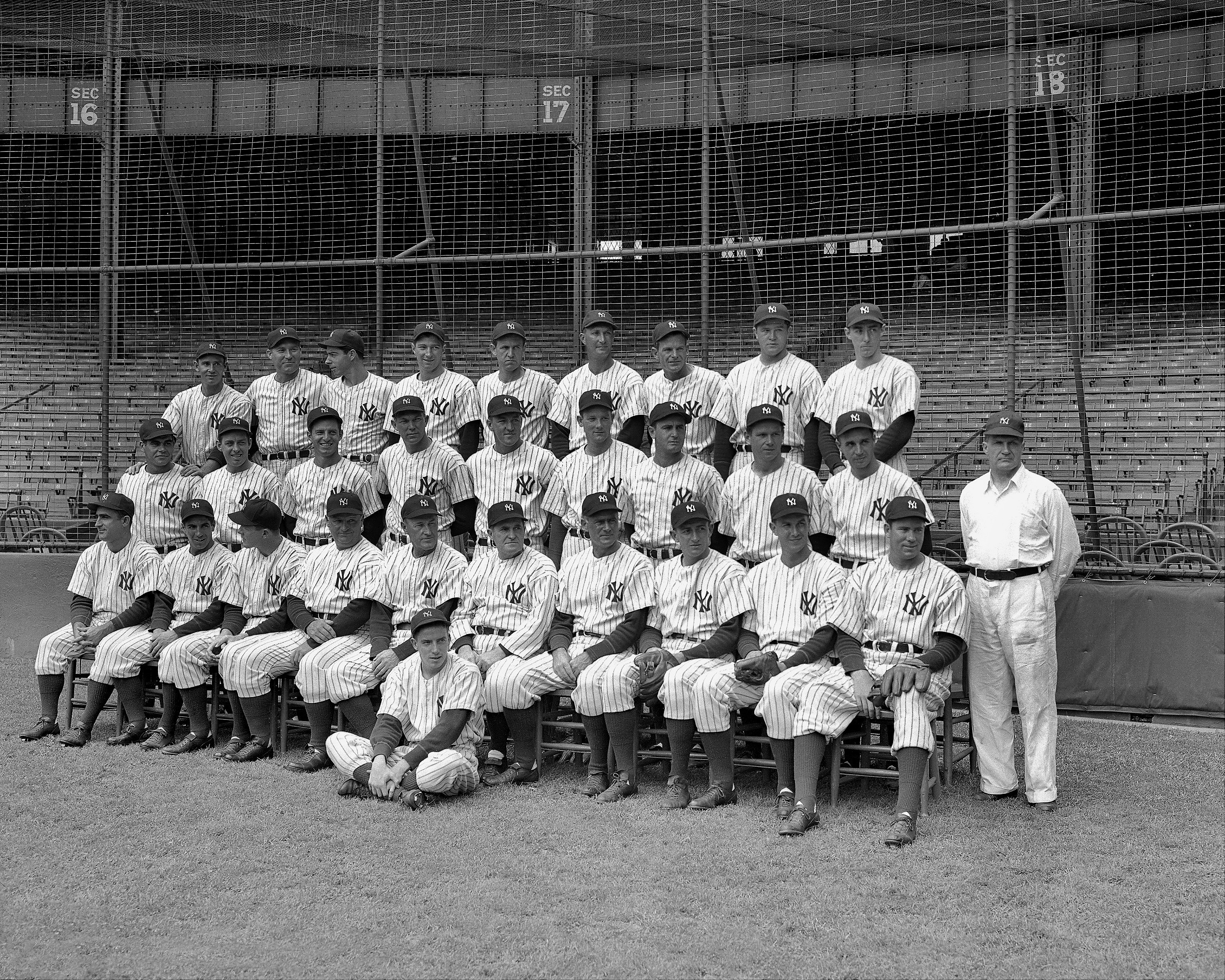 Yankees gather for team photo en route to World Series 1941