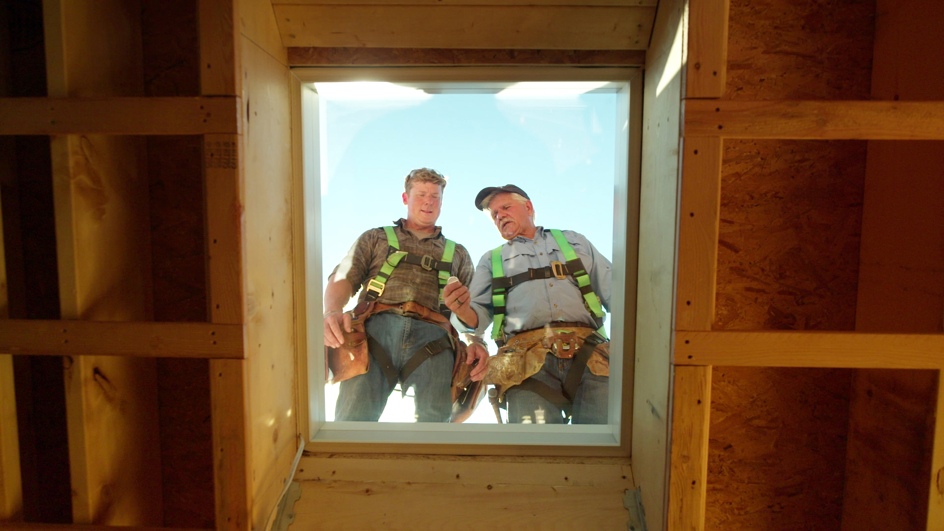 S43 E11, Kevin O’Connor and Tom Silva seen through a skylight