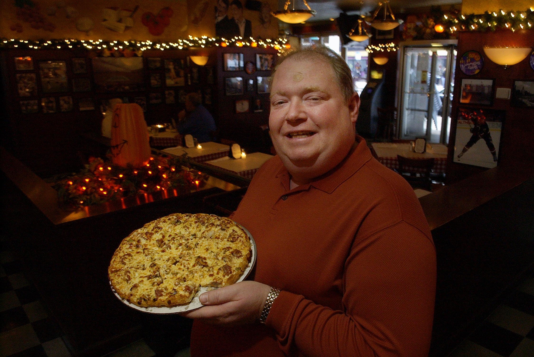 Restaurateur Rudy Malnati in 2006 with a thin-crust pizza at Pizano’s, 61 E. Madison St.