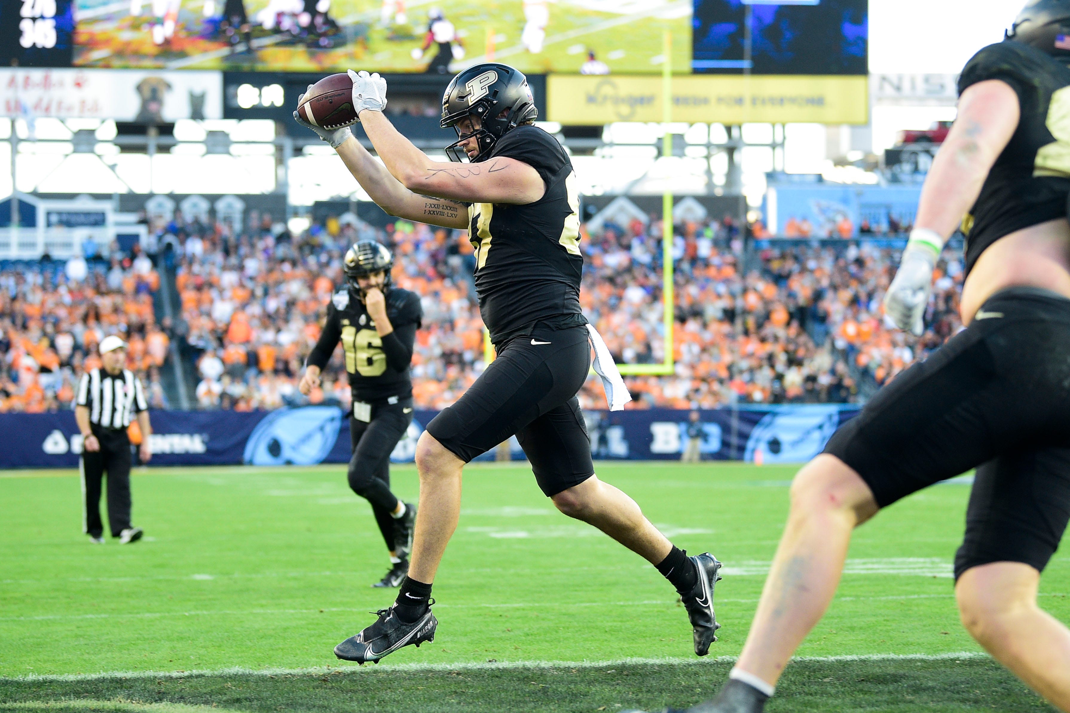 Tennessee tight end Jacob Warren scores a touchdown at the 2021 Music City Bowl NCAA college football game at Nissan Stadium in Nashville, Tenn. on Thursday, Dec. 30, 2021.&nbsp;