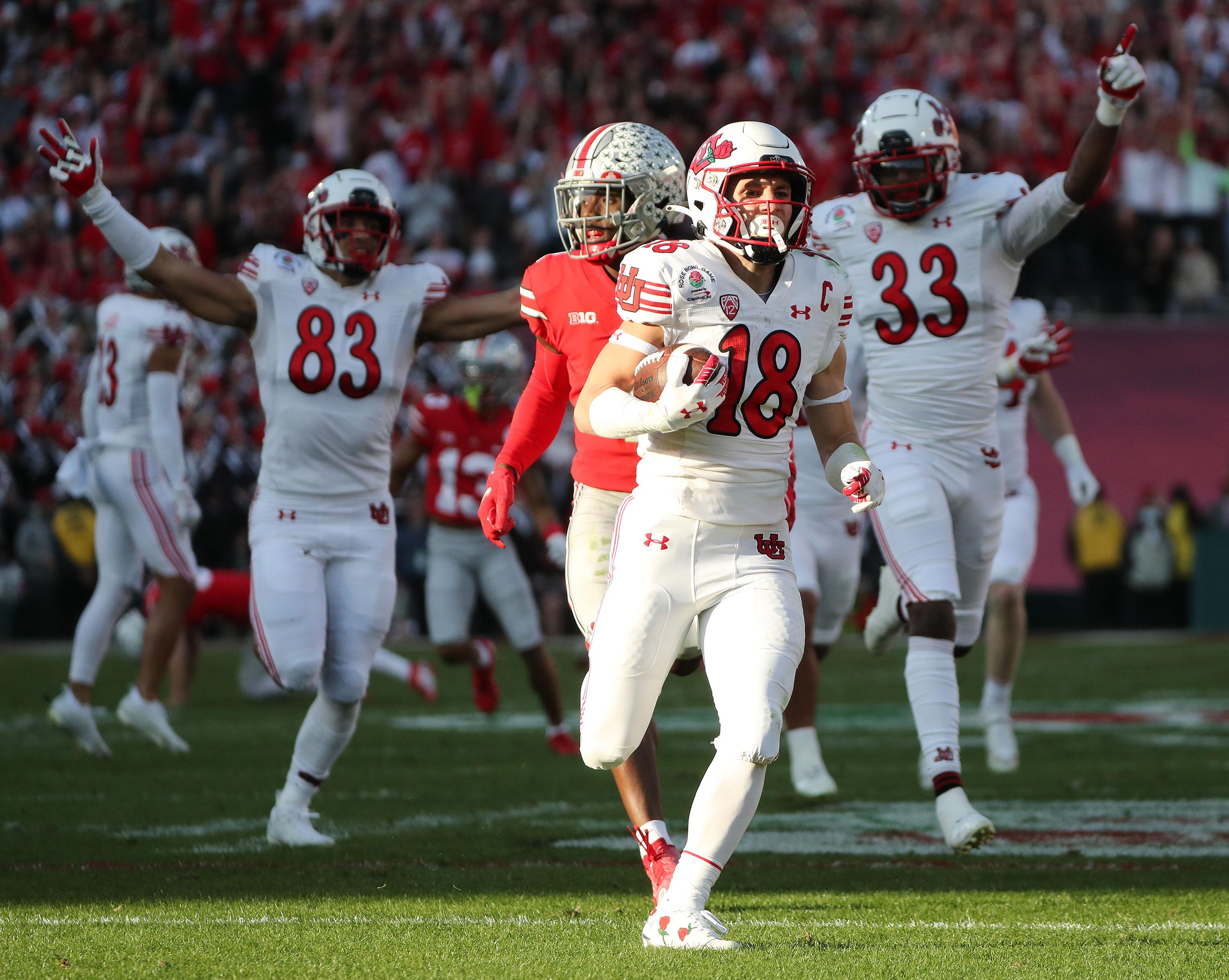 Utah Utes wide receiver Britain Covey (18) returns a kickoff for a touchdown during to the Rose Bowl.