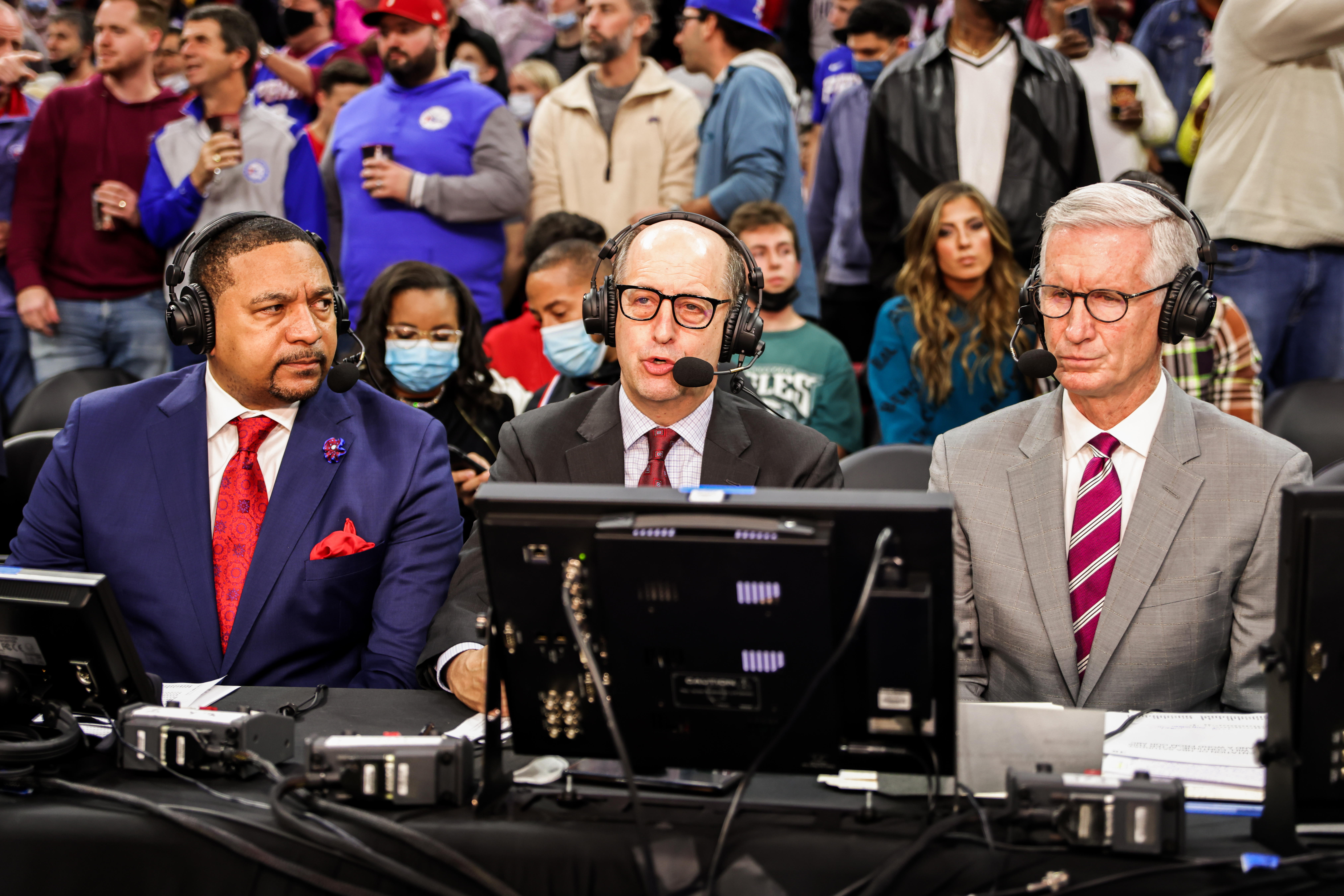 Mark Jackson (from left), Jeff Van Gundy and Mike Breen call an NBA game in December. Van Gundy and Breen will call the Warriors-Bulls game Friday night on ESPN.