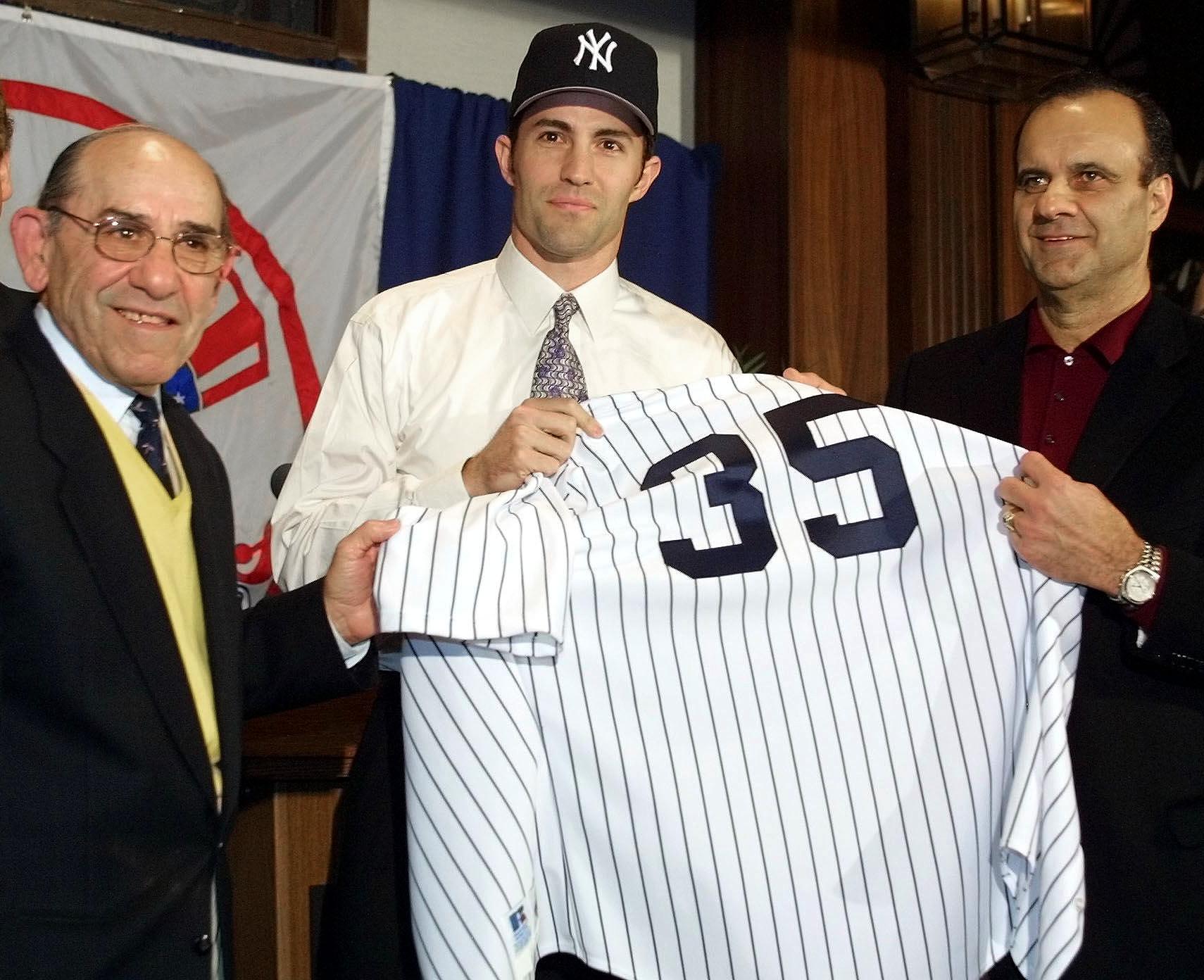 Former New York Yankees catcher Yogi Berra (L) and