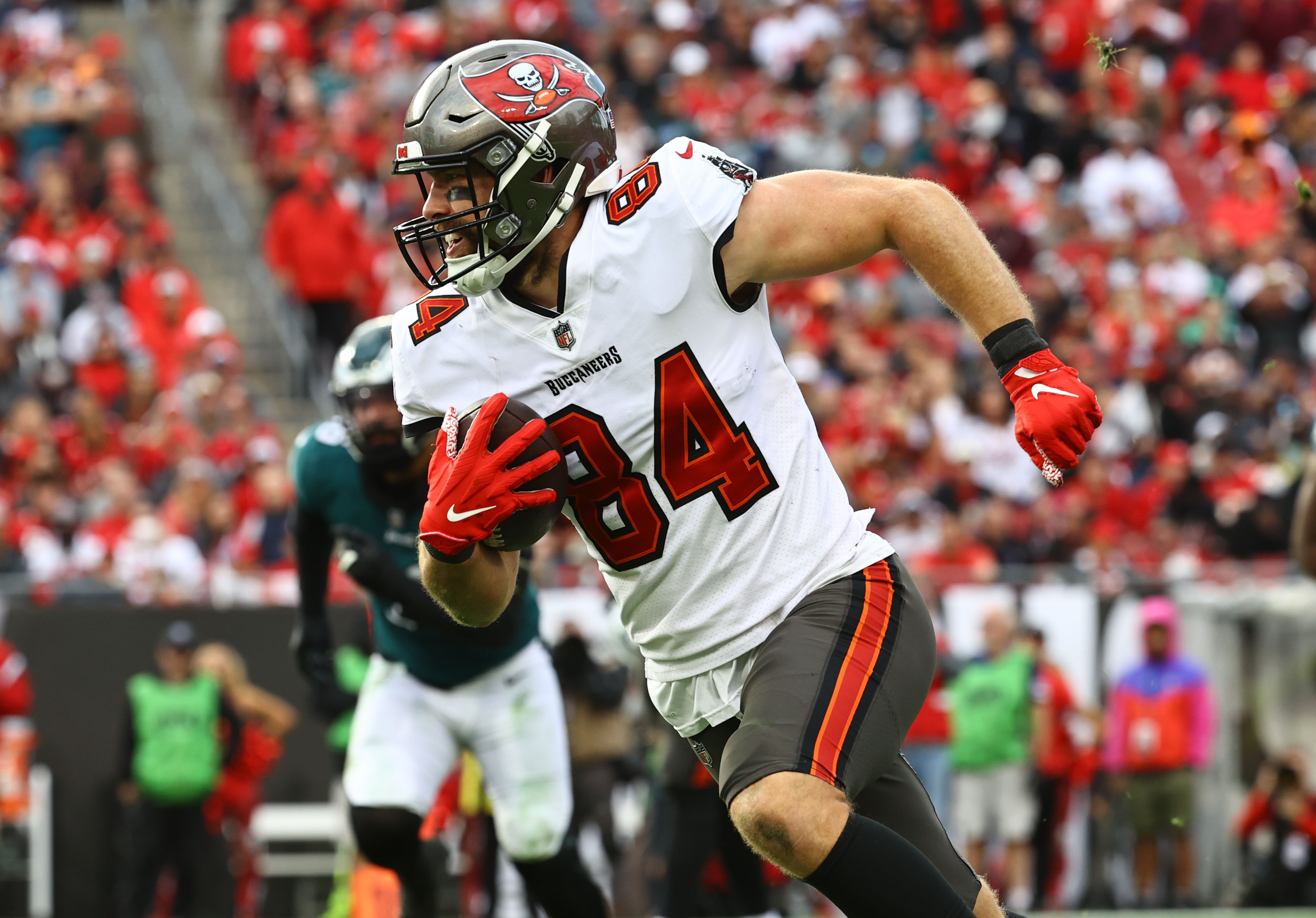 Tampa Bay Buccaneers tight end Cameron Brate (84) runs with the ball against the Philadelphia Eagles during the second half in a NFC Wild Card playoff football game at Raymond James Stadium.