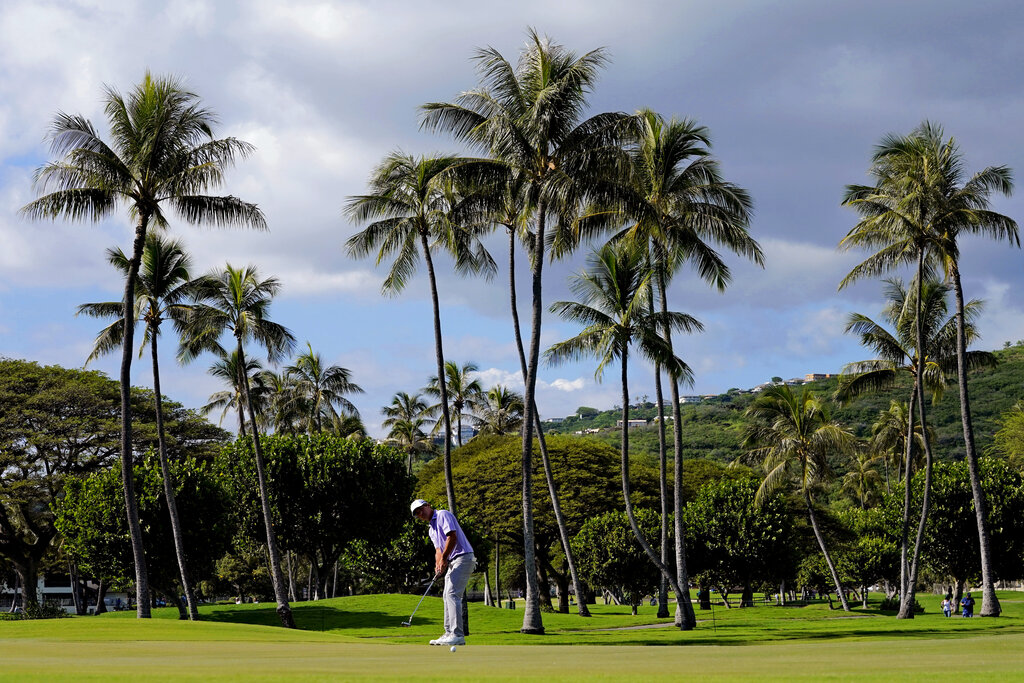 Kevin Kisner putts at Waialae Country Club in Honolulu.
