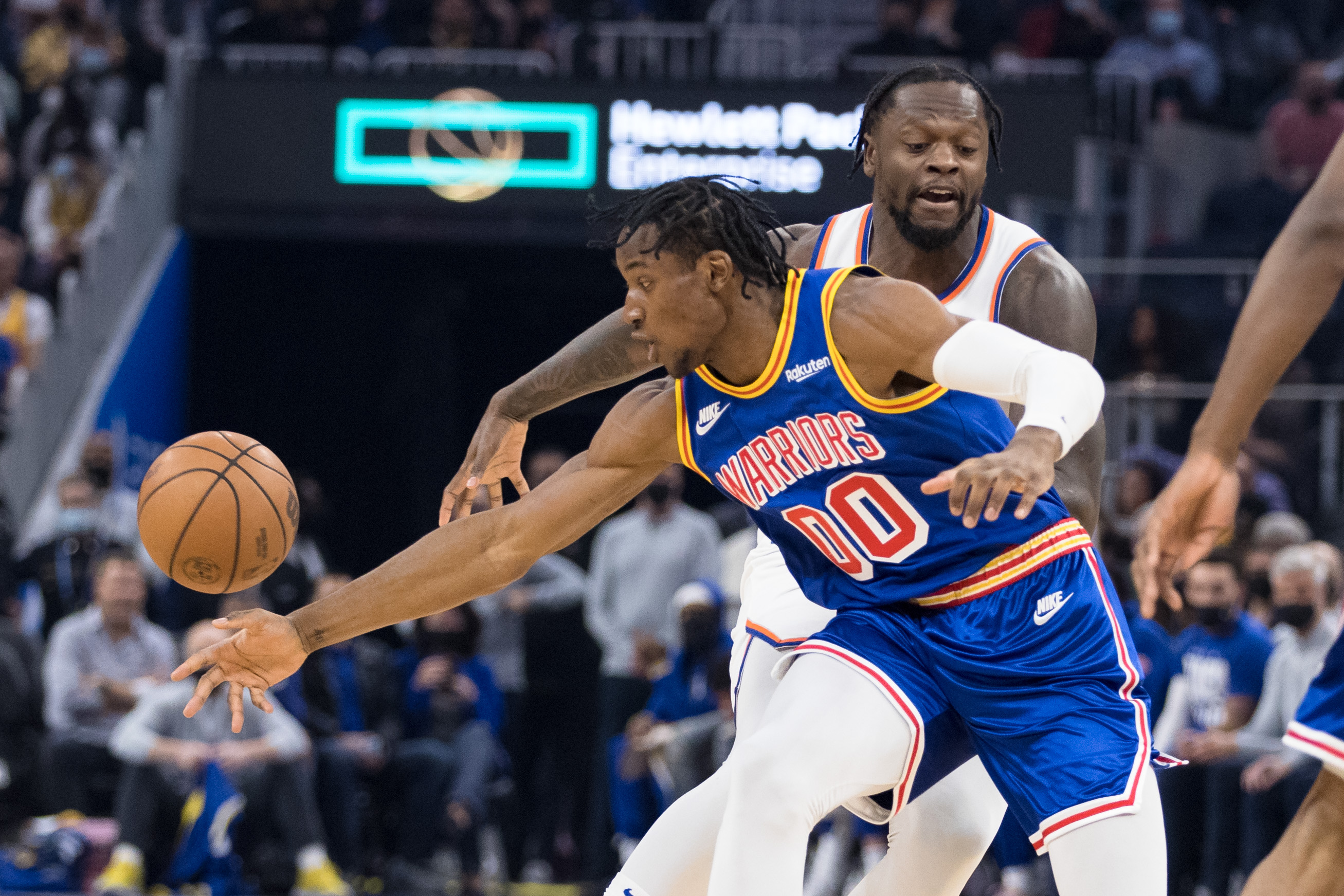 Golden State Warriors forward Jonathan Kuminga (00) dispossess New York Knicks forward Julius Randle (30) during the first half at Chase Center. Mandatory Credit: John Hefti