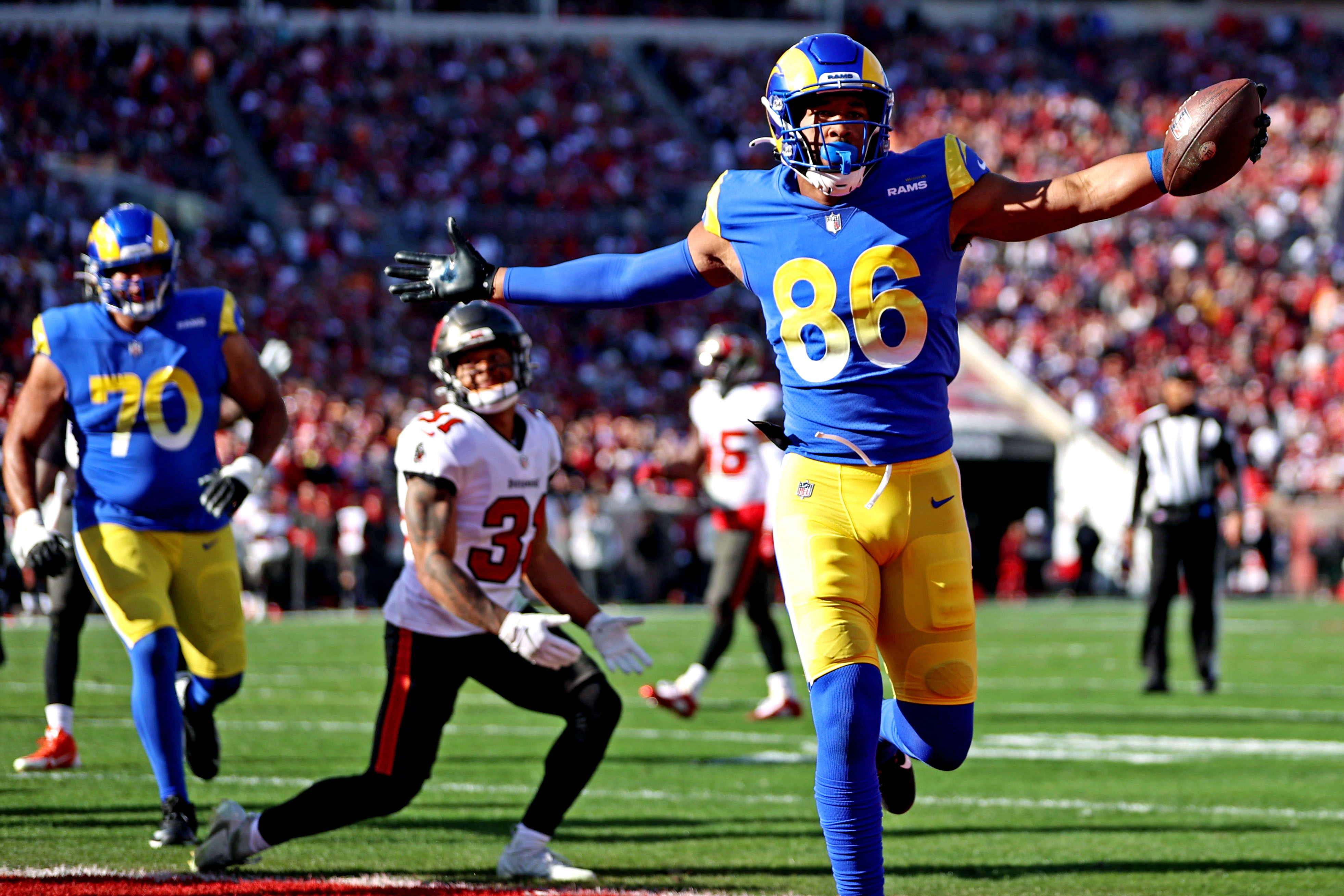 Los Angeles Rams tight end Kendall Blanton (86) scores a touchdown against Tampa Bay Buccaneers safety Antoine Winfield Jr. (31) during the first quarter in a NFC Divisional playoff football game at Raymond James Stadium.