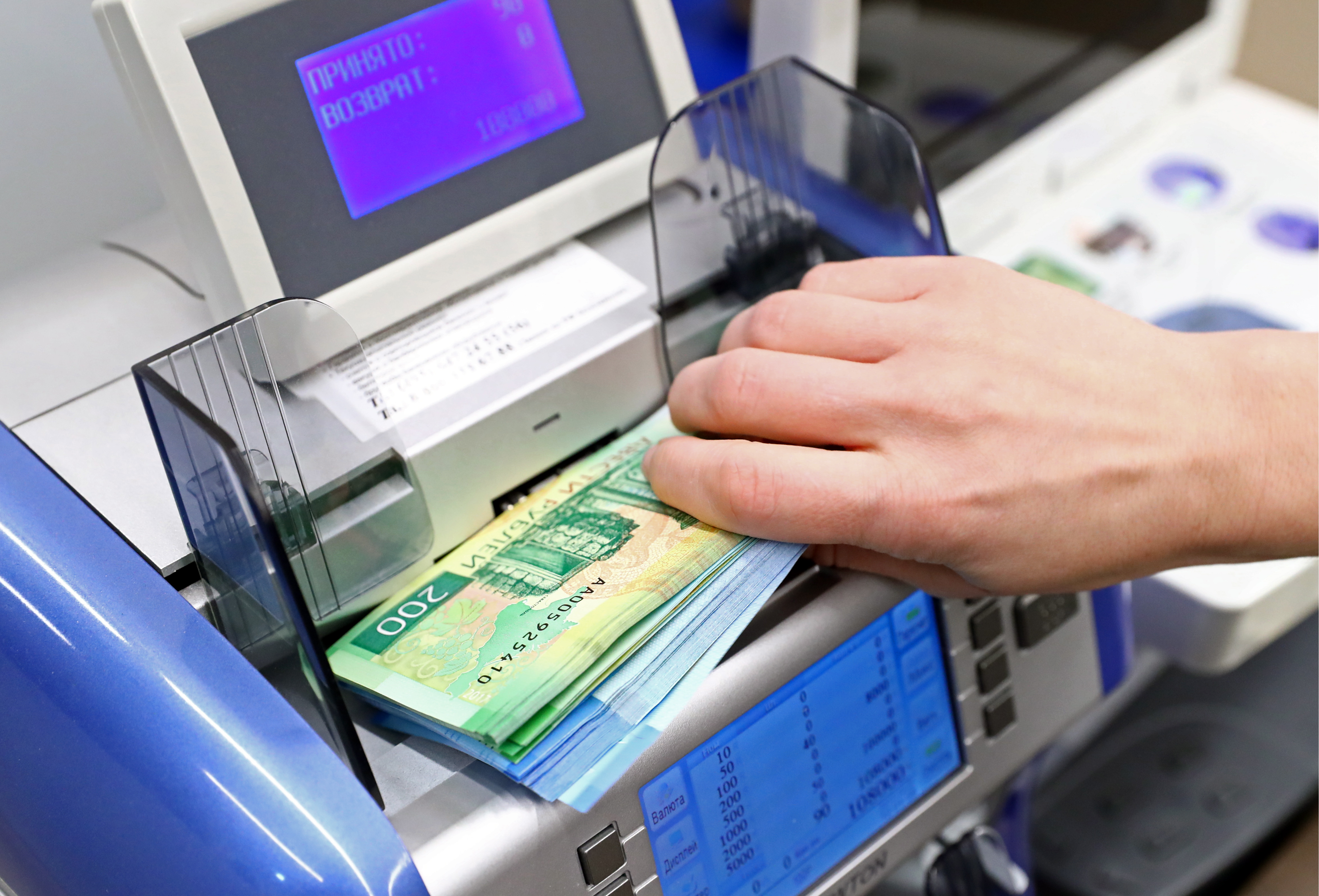 VTB Bank introduces ATM machines operating with new Russian banknotes