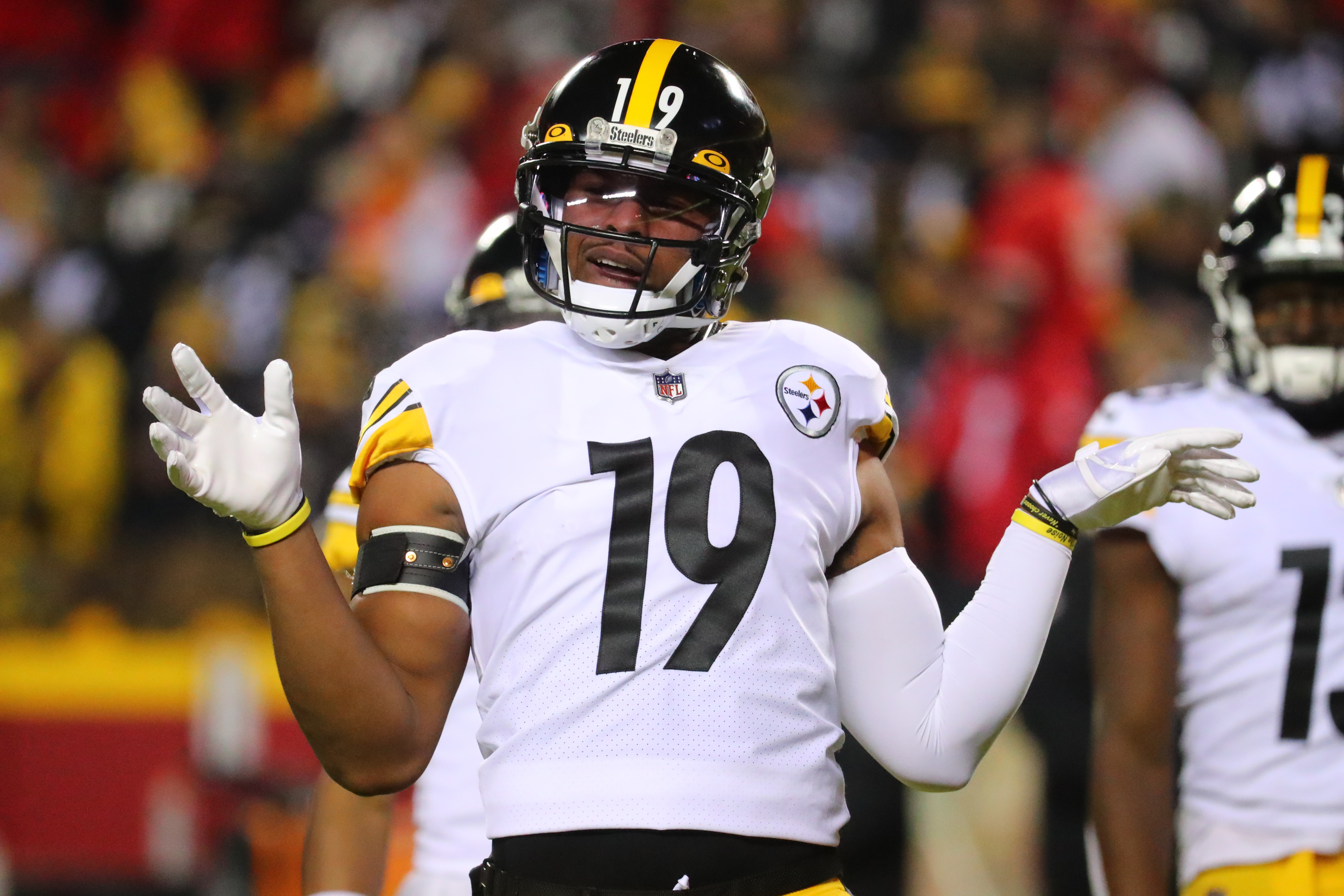 JuJu Smith-Schuster #19 of the Pittsburgh Steelers warms up before the game against the Kansas City Chiefs in the NFC Wild Card Playoff game at Arrowhead Stadium on January 16, 2022 in Kansas City, Missouri.