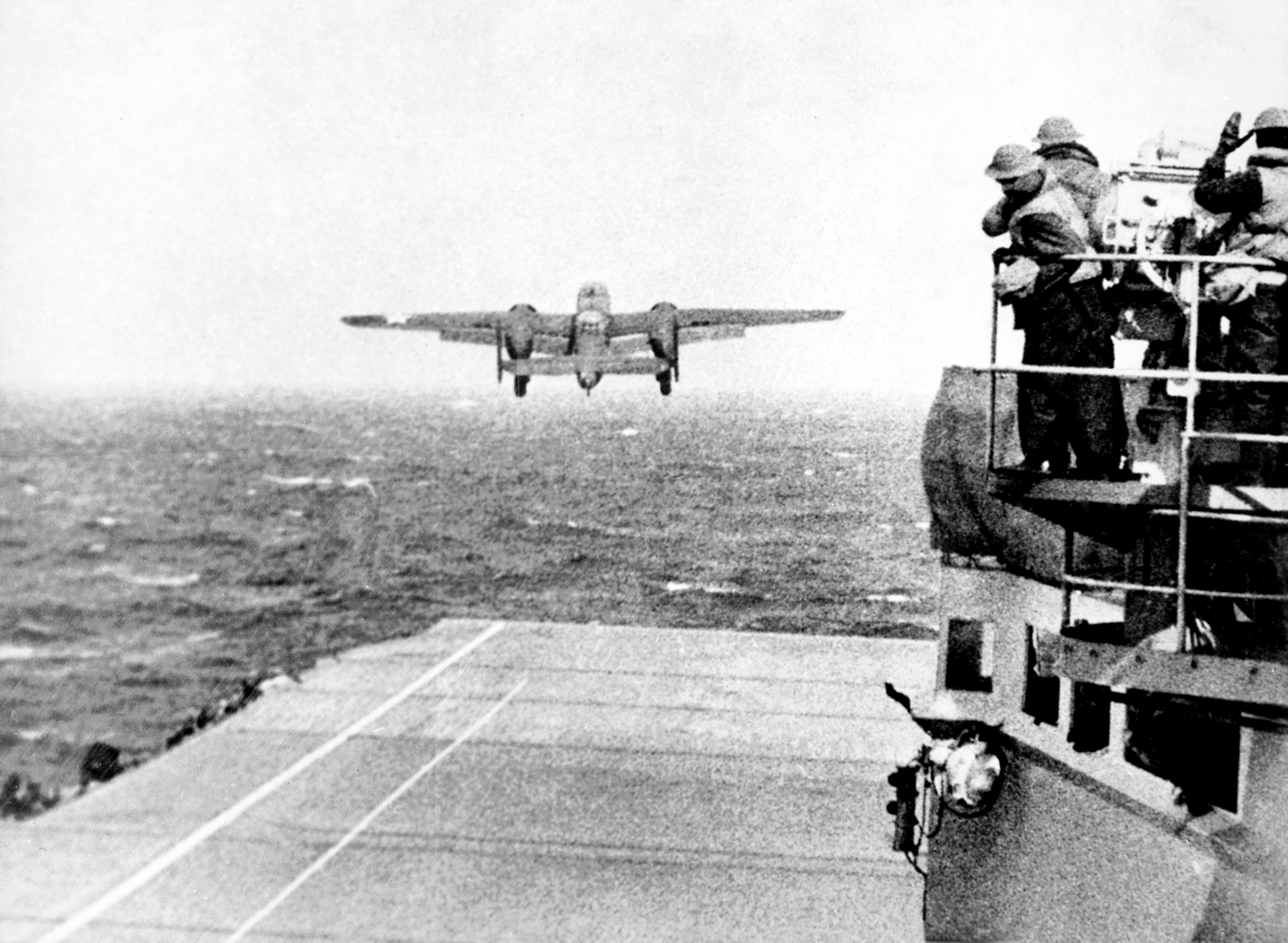 USA/Japan: A USAAF B25B Mitchell Bomber B-25 taking off from the USS Hornet for the ‘Doolittle Raid’ on Tokyo, 18 April 1942