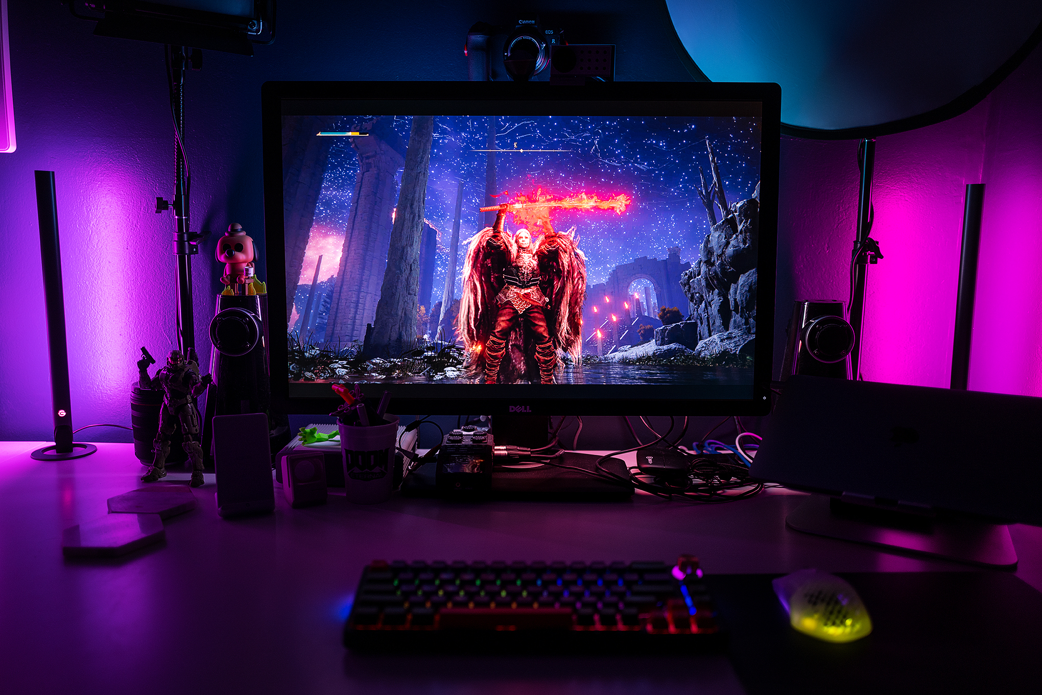 The three-point RGBIC lighting setup of the Govee DreamView G1 Pro, set up on a monitor on a desk.