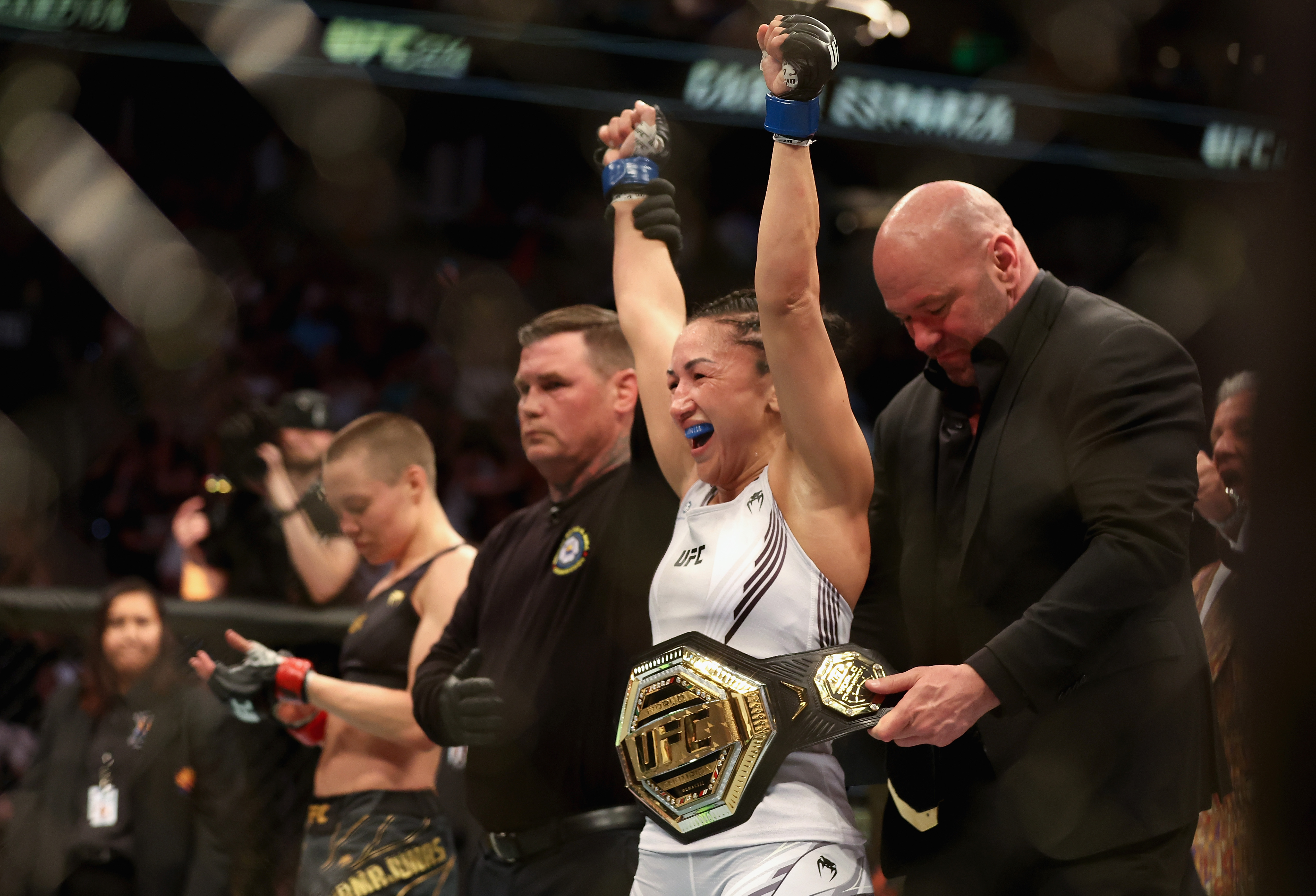 Carla Esparza defeated Rose Namajunas by split decision at UFC 274