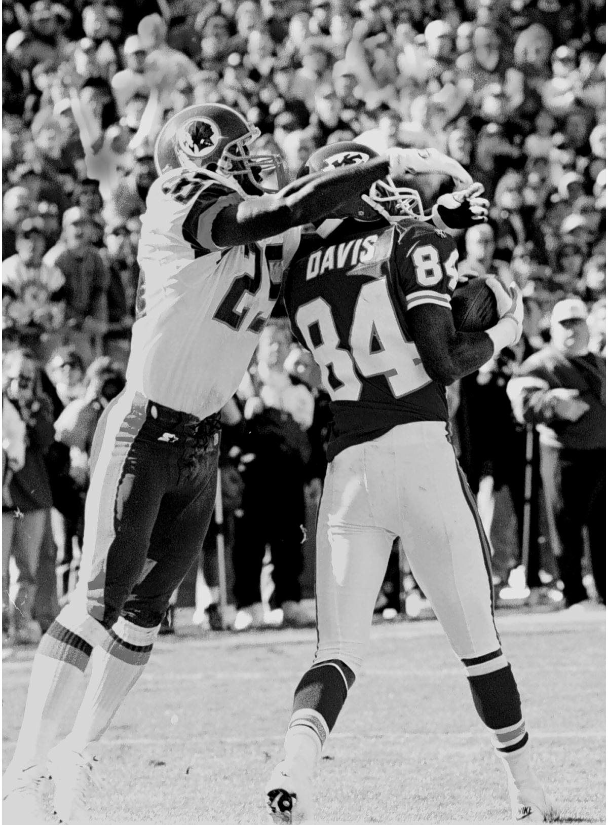 11/05/95 CHIEFS’ WILLIE DAVIS, right, CATCHES touchdown IN FRONT OF TOM CARTER.
