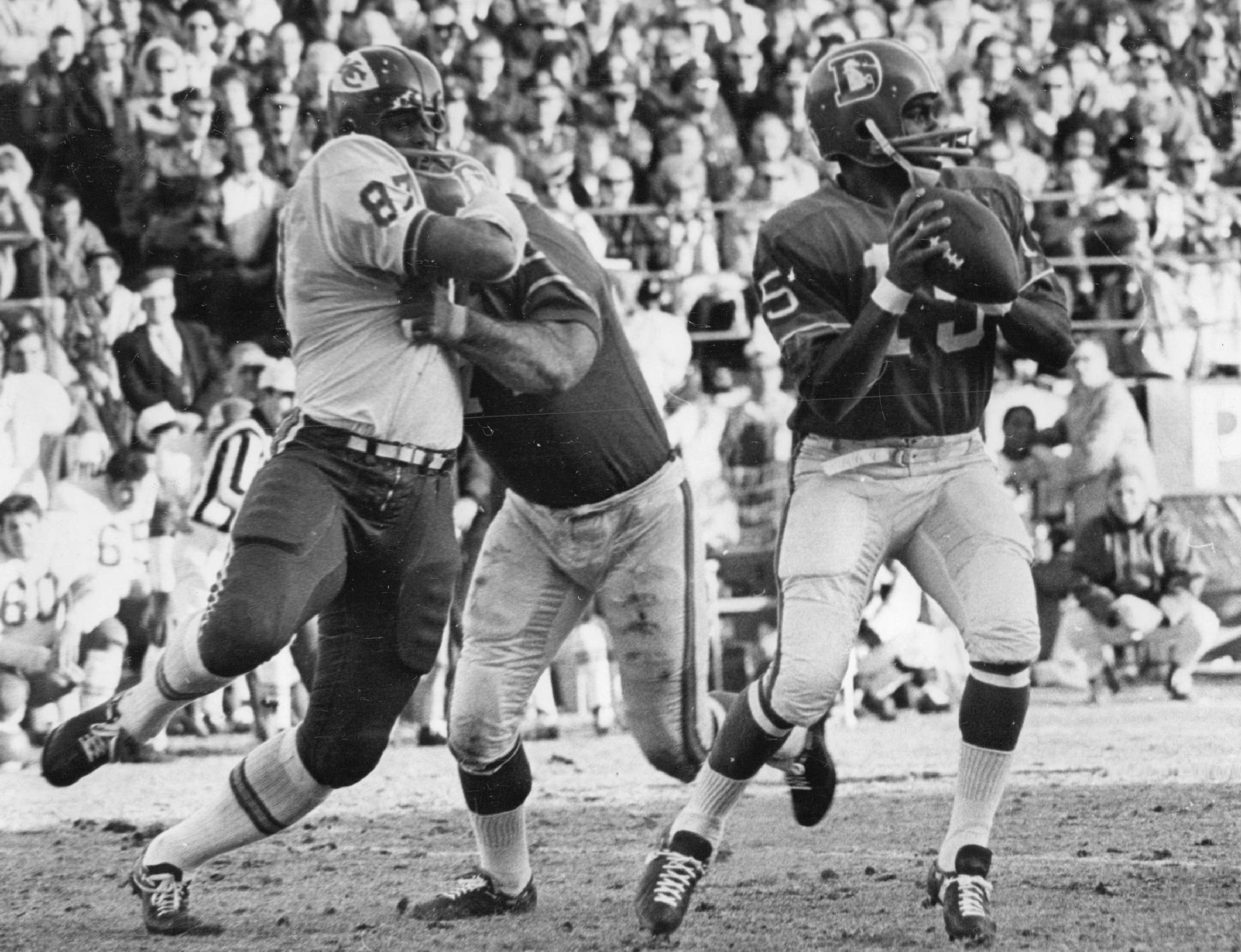DEC 14 1968, DEC 15 1968; Denver Broncos (Action); Denver quarterback Marlin Briscoe is unaware that