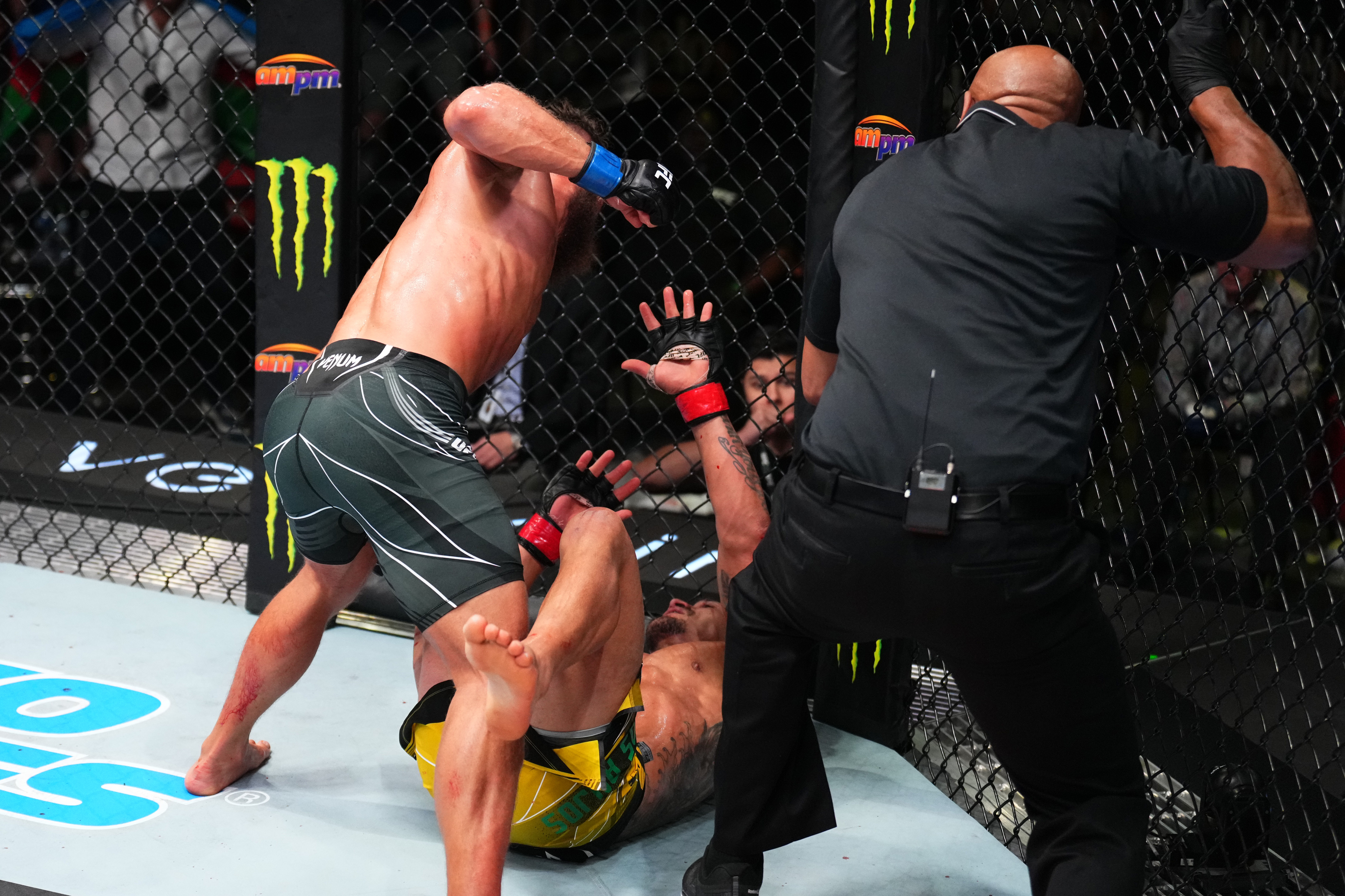 Rafael Fiziev knocked out Rafael dos Anjos in the UFC Vegas 58 main event.