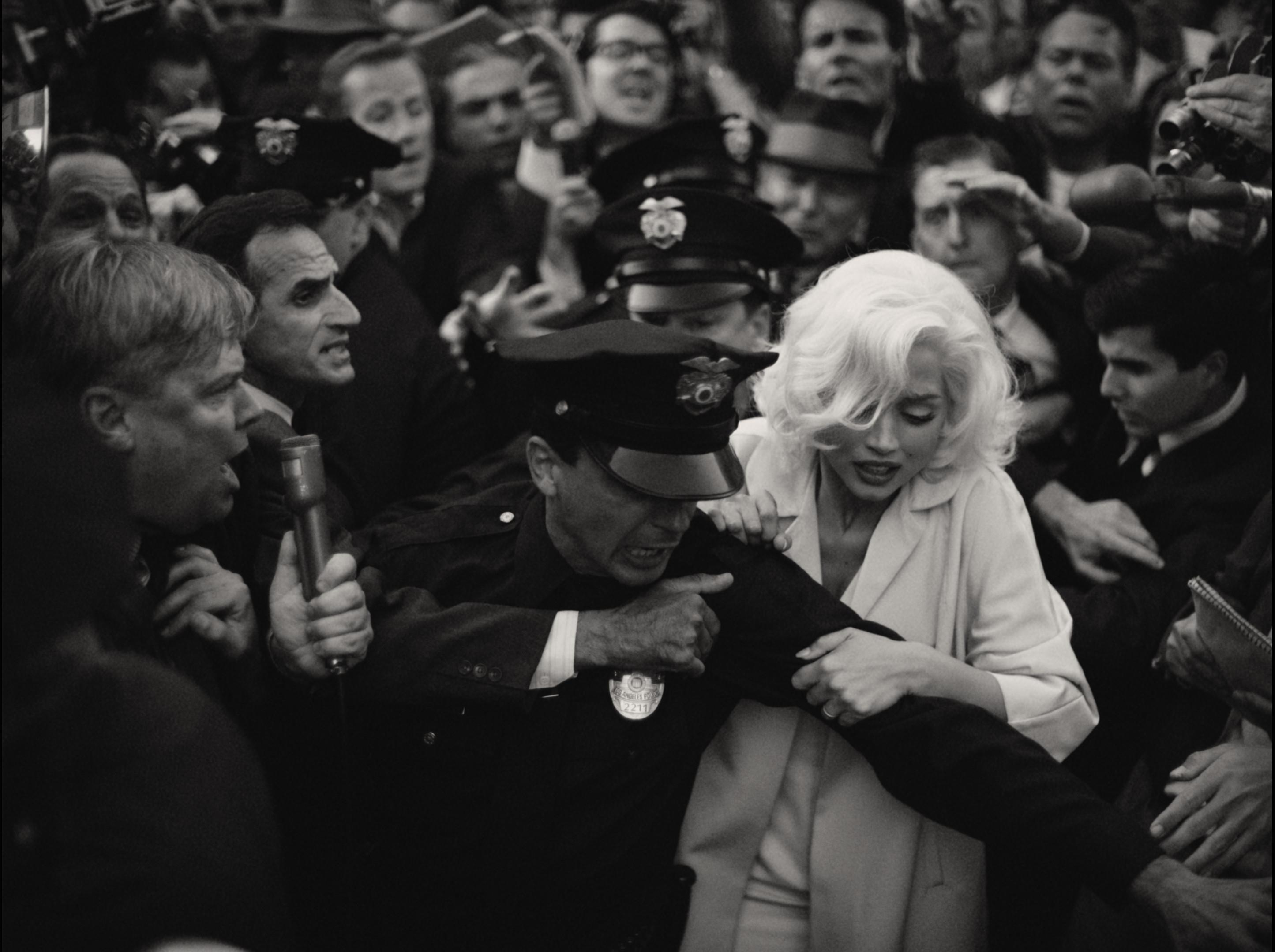 Ana de Armas is harried by a huge crowd as Marilyn Monroe in Blonde