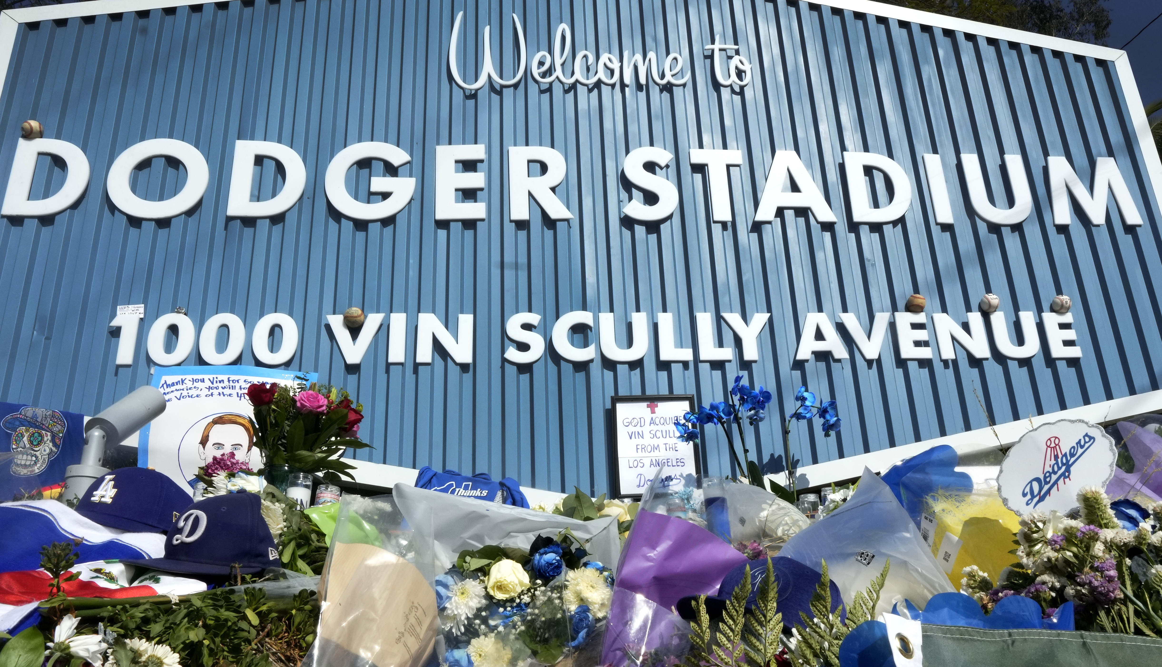 Fans come out to honor and celebrate the life of hall of fame broadcaster Vin Scully who passed away at the age of 94.