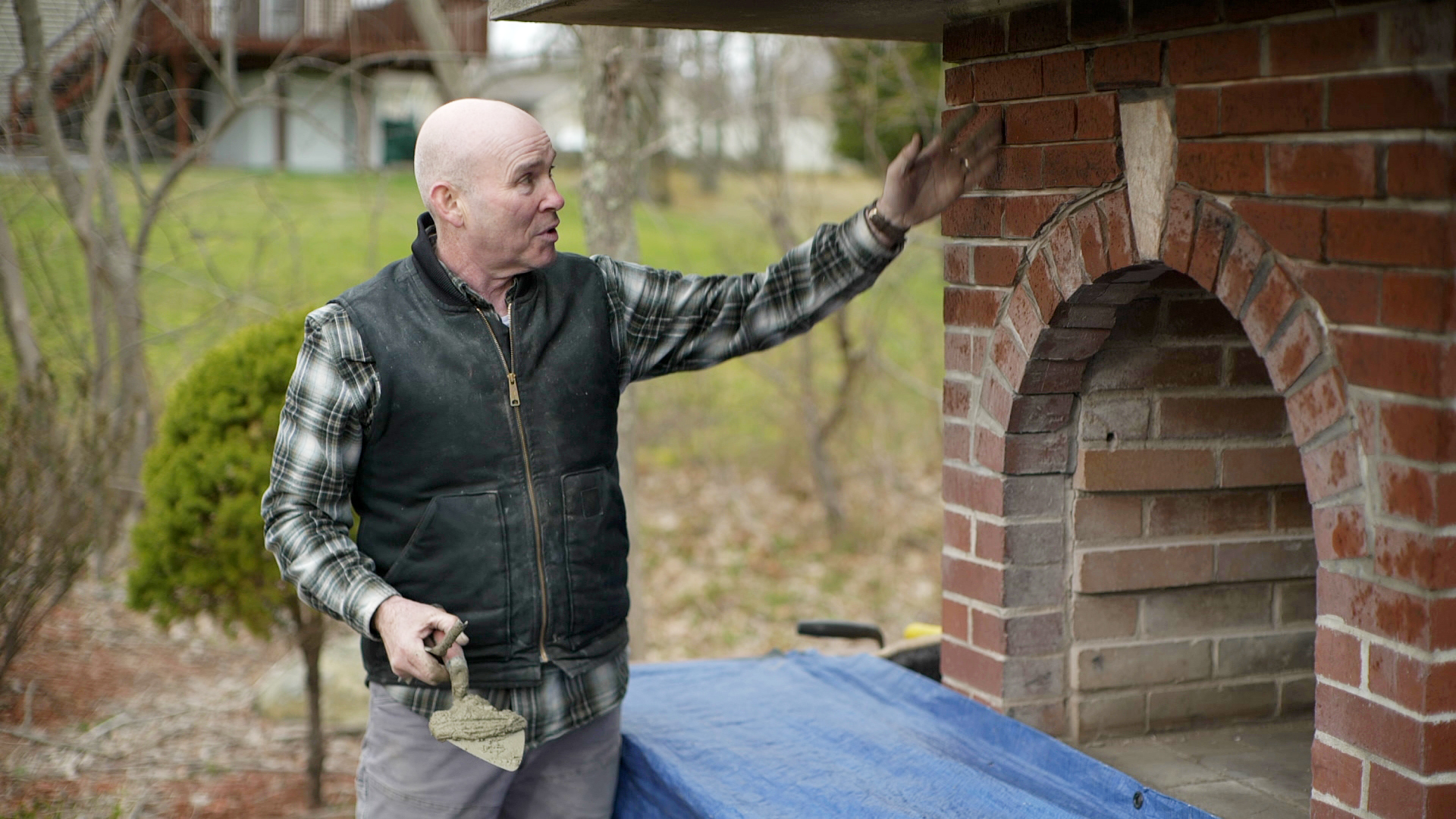 Mark McCullough在修理一个户外披萨烤箱