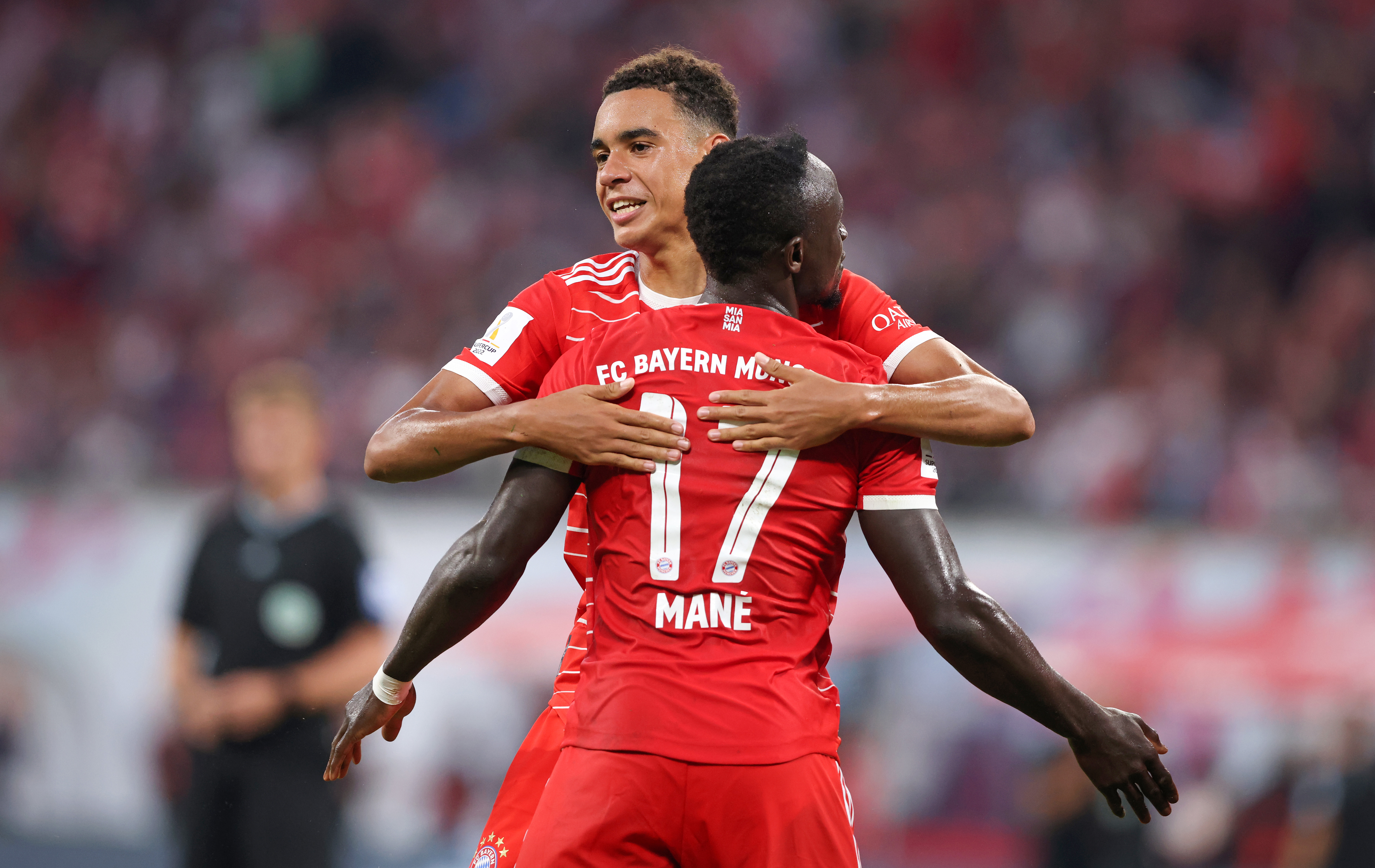 Jamal Musiala leaps to embrace Sadio Mané after a goal against RB Leipzig in the DFL-Supercup. 