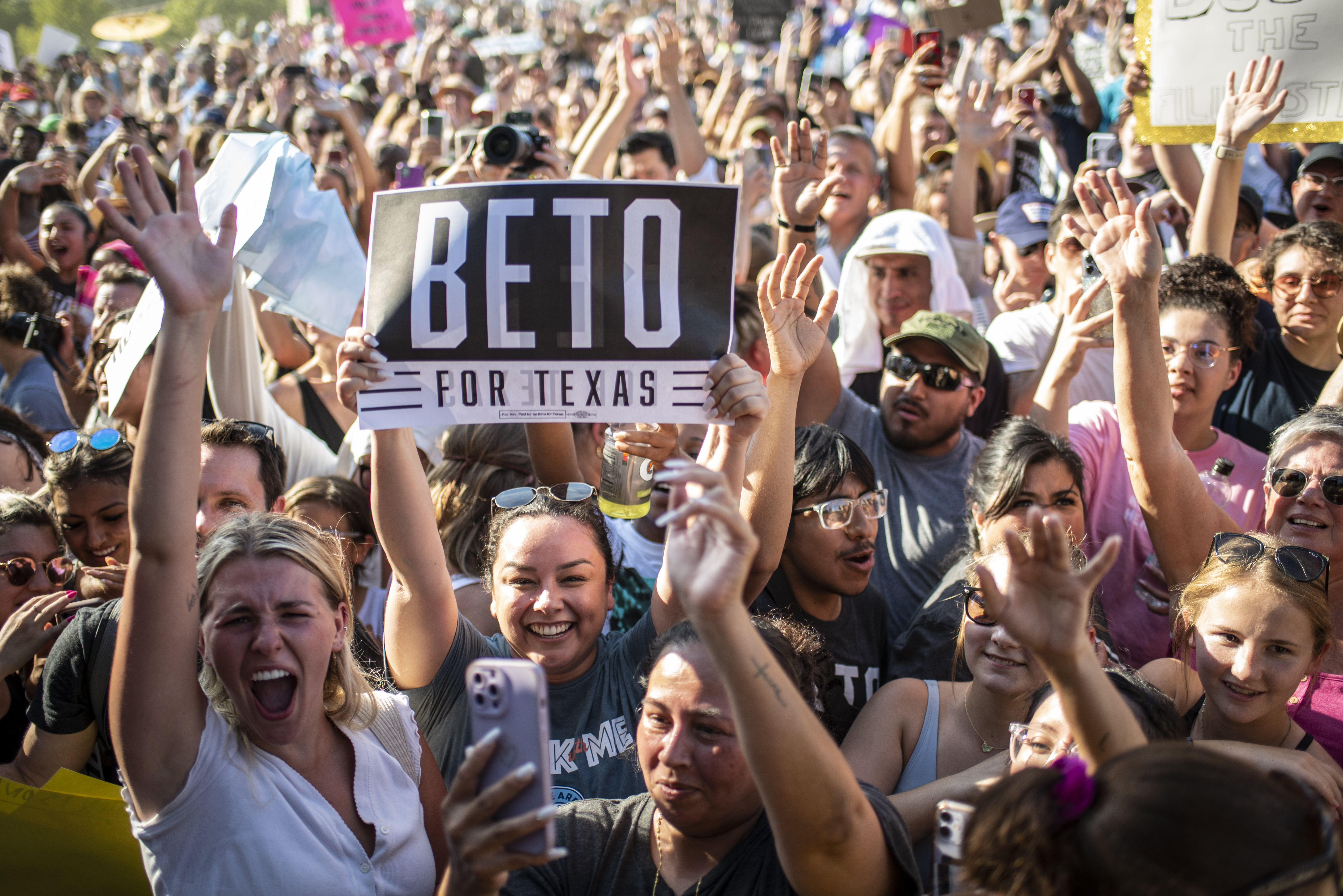 A crowd of supporters hold up signs for Texas gubernatorial candidate Beto O’Rourke.