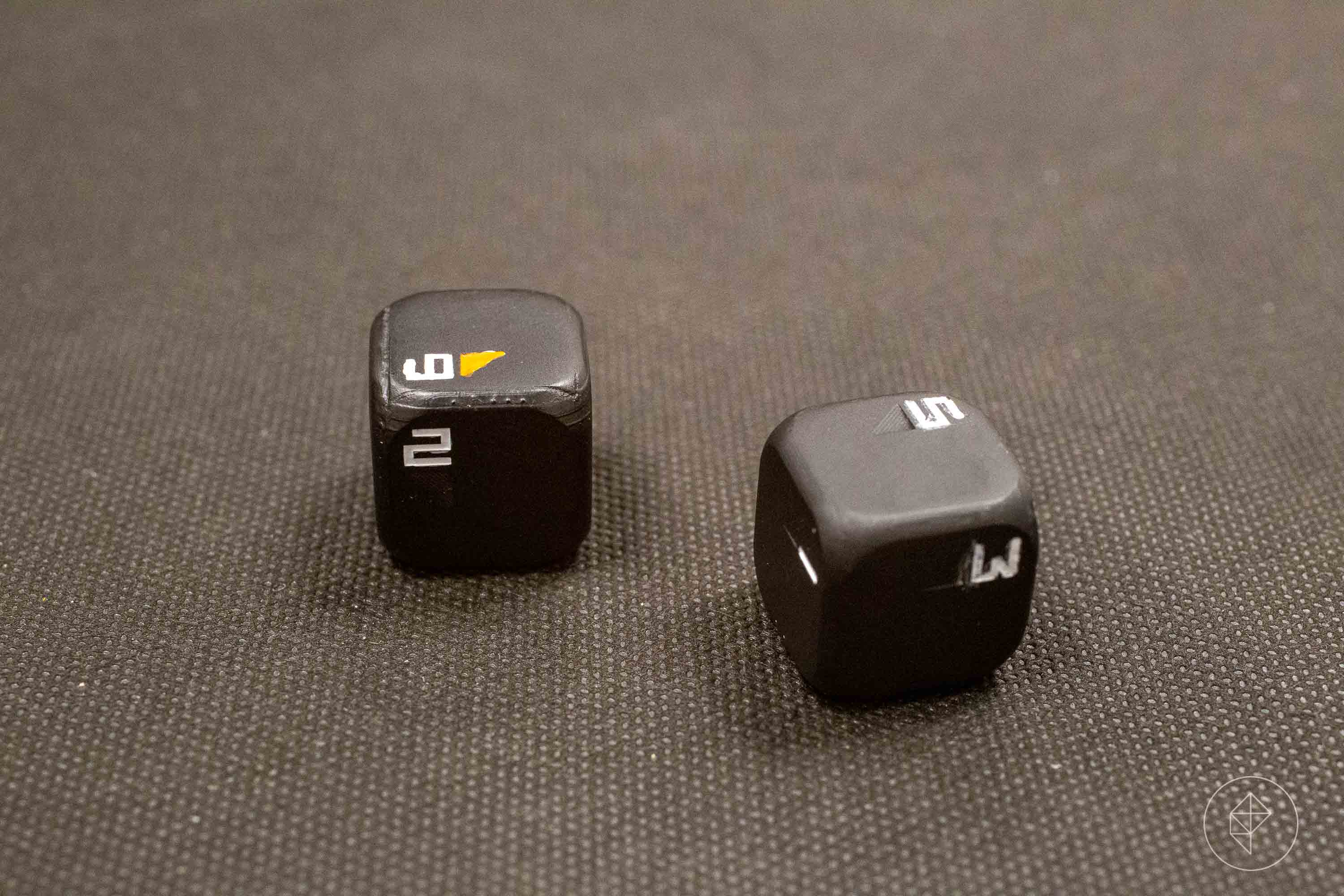 Two dice from the Teburu system.