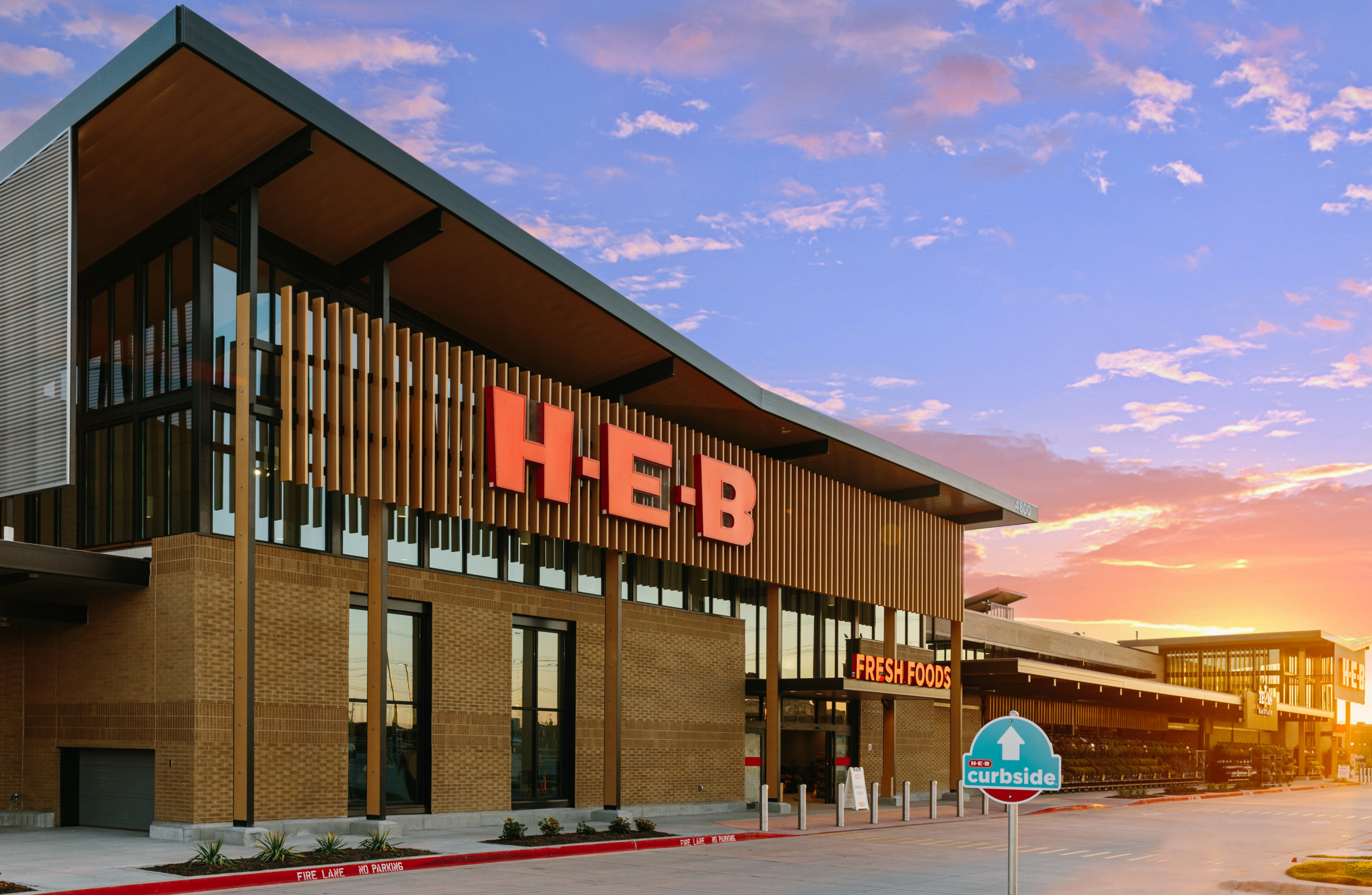 The exterior of an H-E-B store in Frisco, TX.