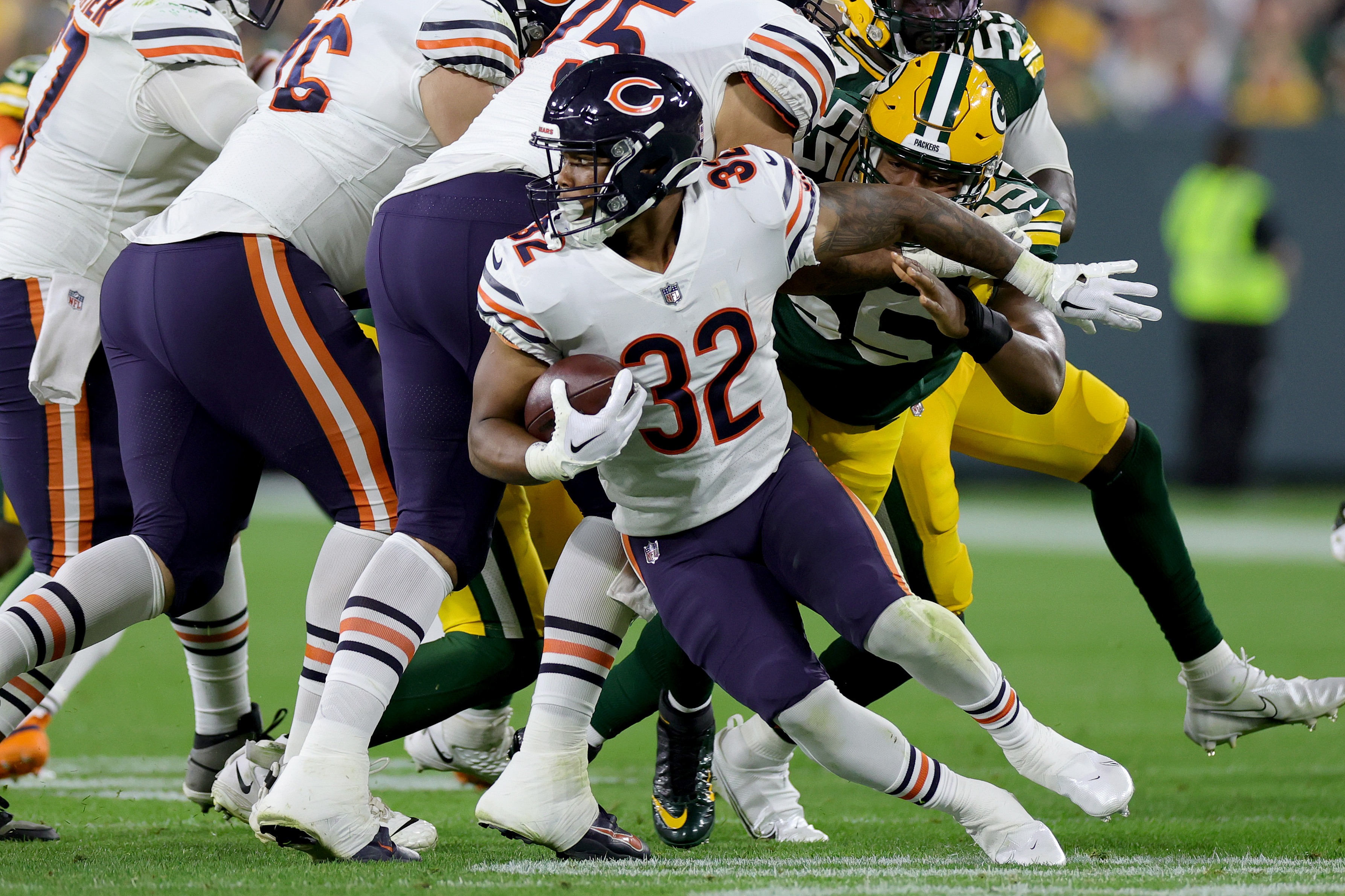 David Montgomery #32 of the Chicago Bears runs the ball during the second half in the game against the Green Bay Packers at Lambeau Field on September 18, 2022 in Green Bay, Wisconsin.