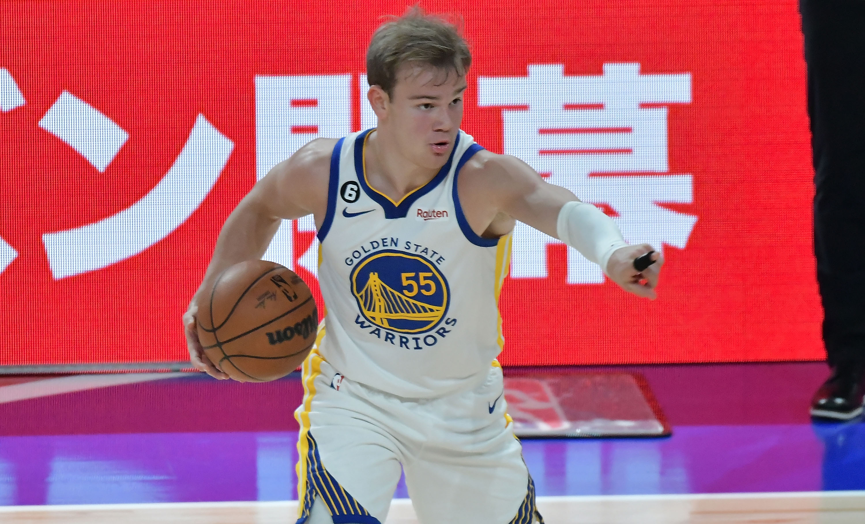 Mac McClung dribbling with his right hand and pointing with his left
