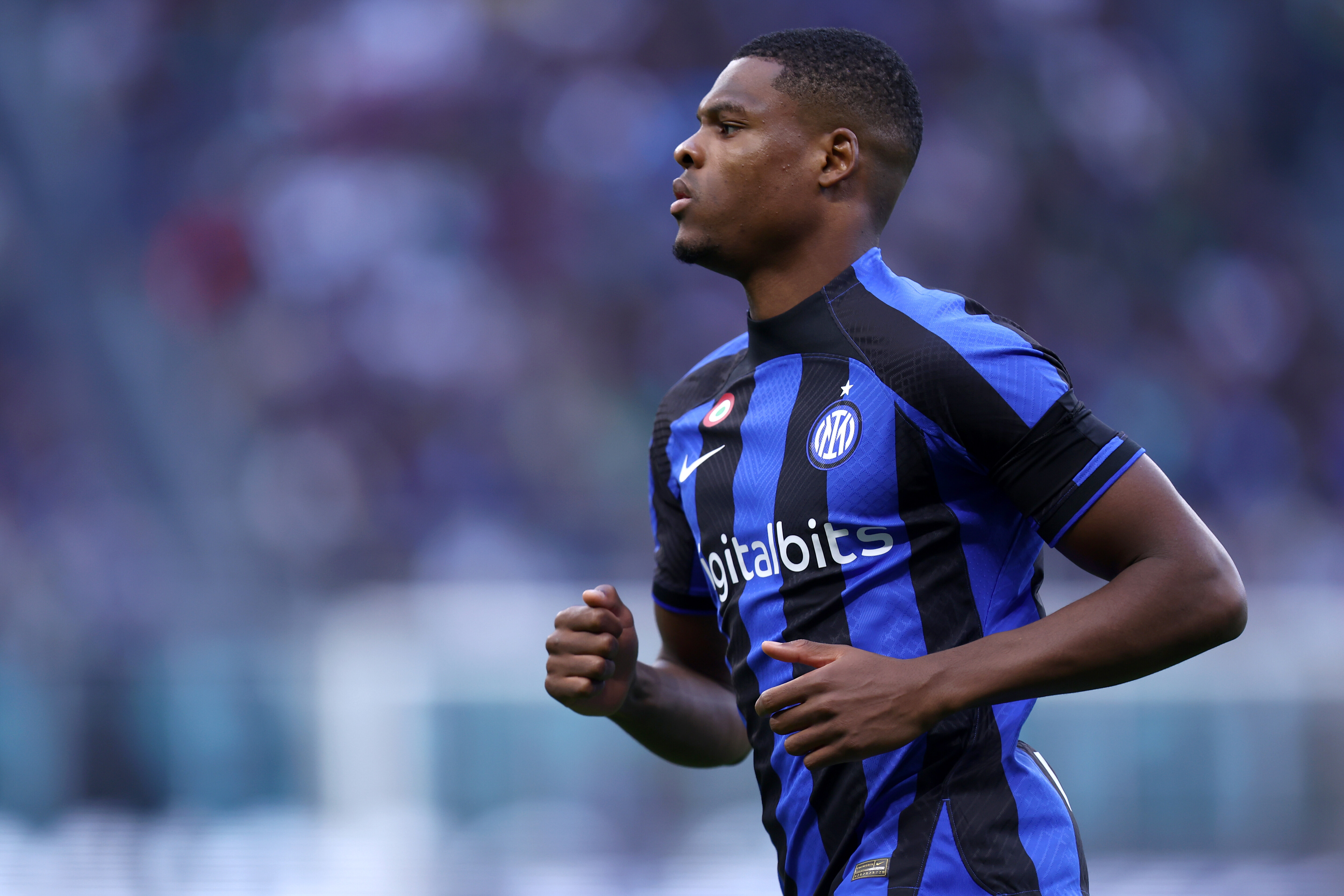 Denzel Dumfries of Fc Internazionale looks on during the...