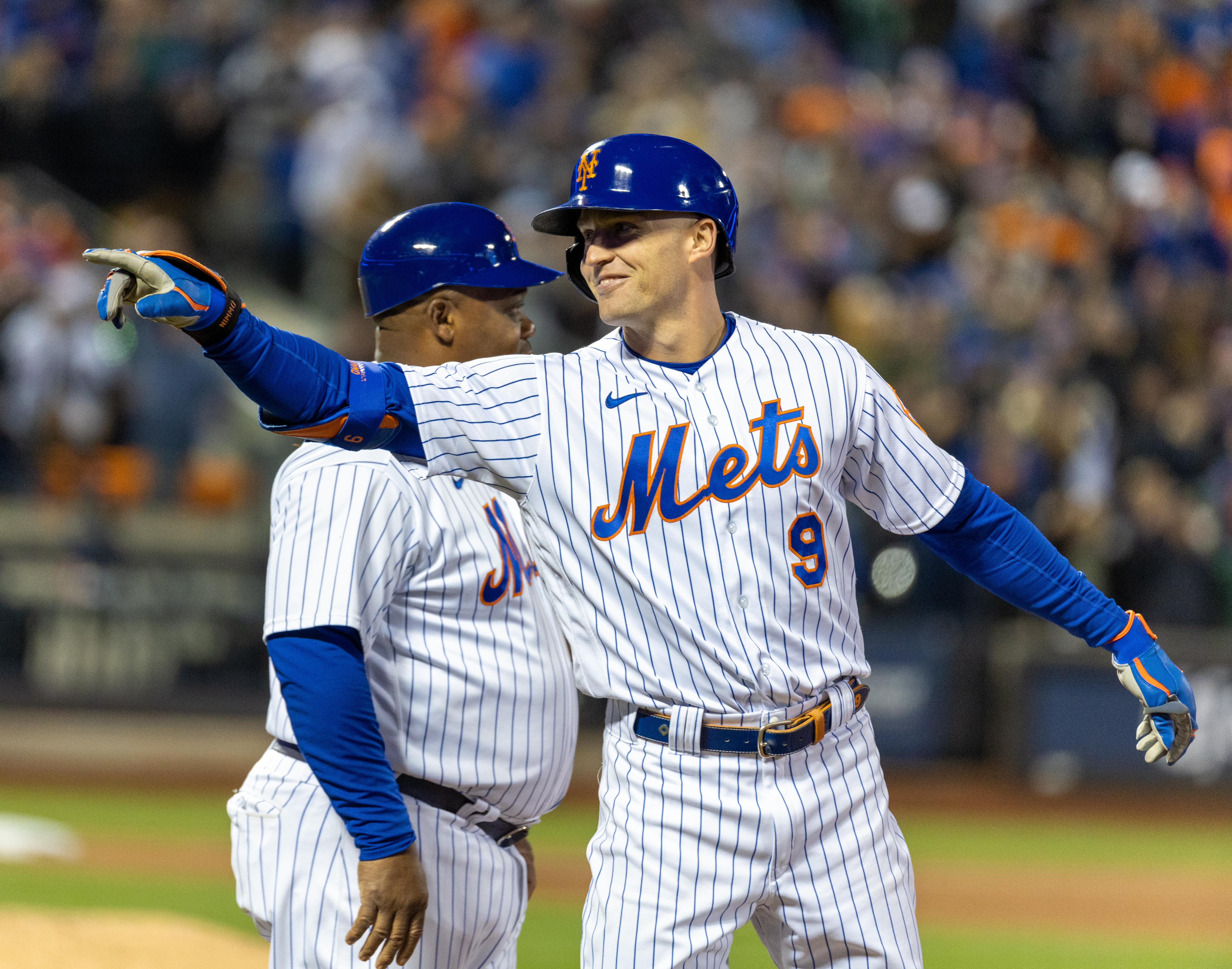 NY Mets Brandon Nimmo points to dugout after hitting RBI single