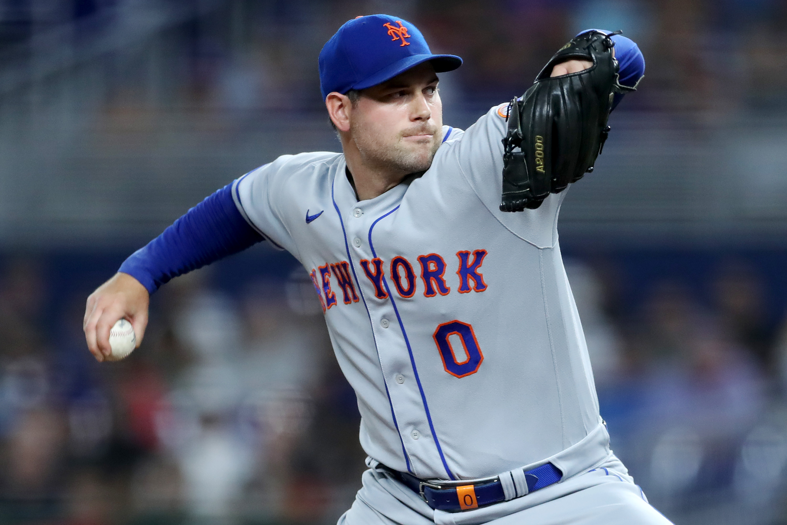 Adam Ottavino throws a pitch for the Mets.