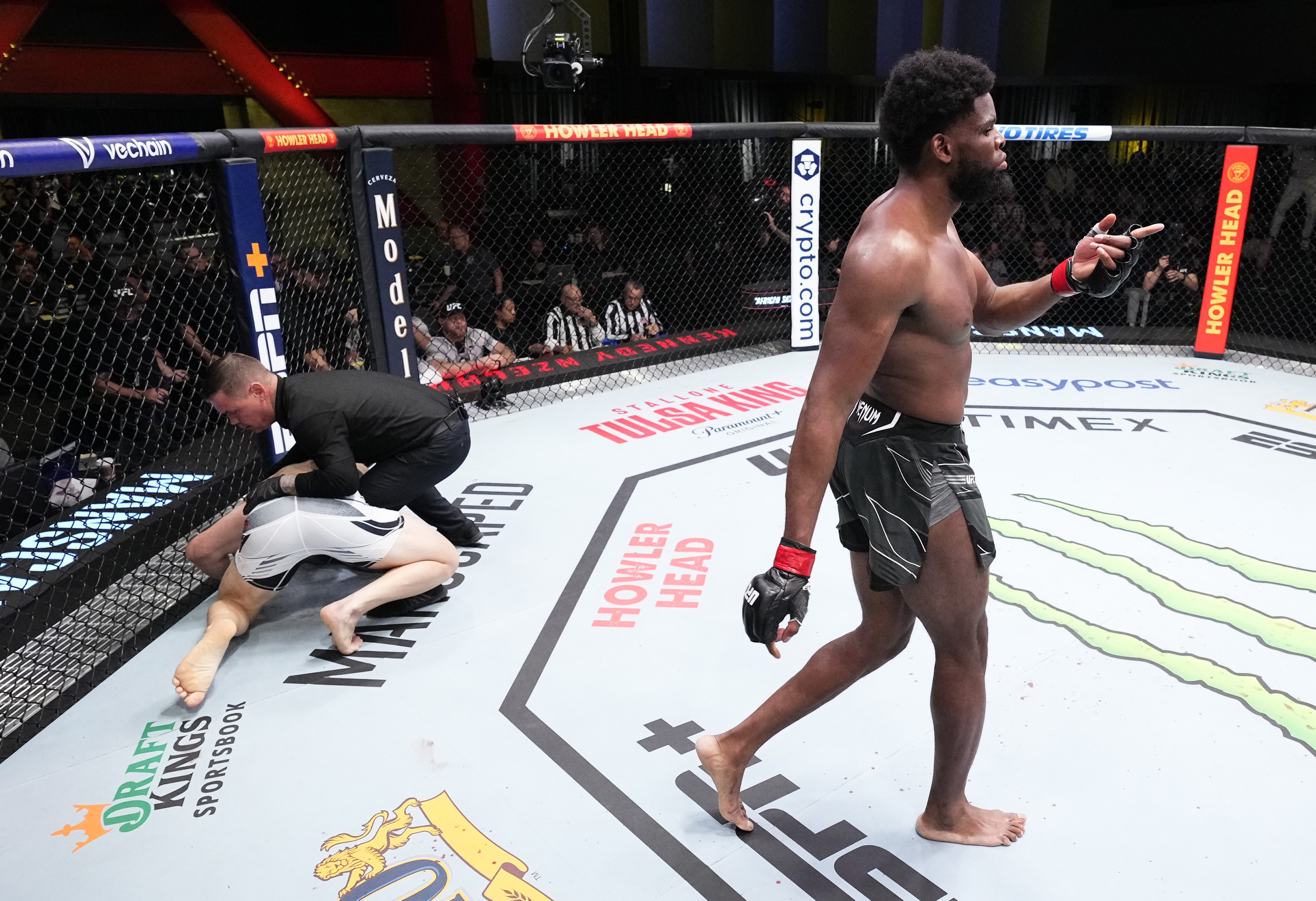 Kennedy Nzechukwu stopped&nbsp;Ion Cutelaba with strikes in the UFC Vegas 65 main event