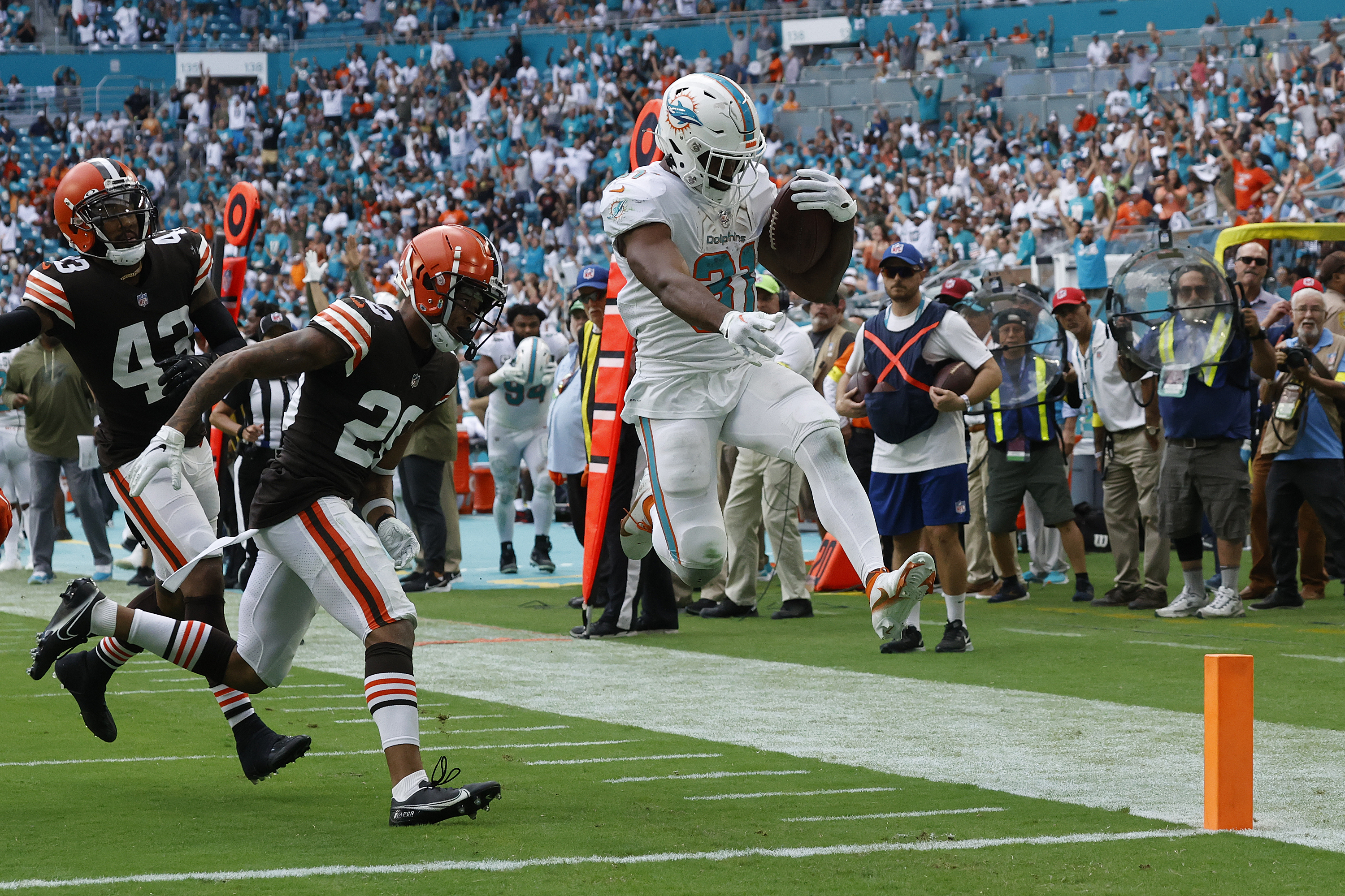 Raheem Mostert #31 of the Miami Dolphins runs 24 yards for a third quarter touchdown against the Cleveland Browns at Hard Rock Stadium on November 13, 2022 in Miami Gardens, Florida.