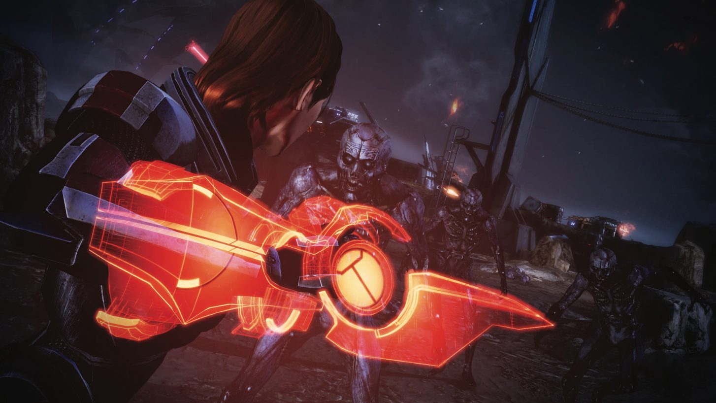 Mass Effect 3 - Shepard attacks a husk with her omniblade