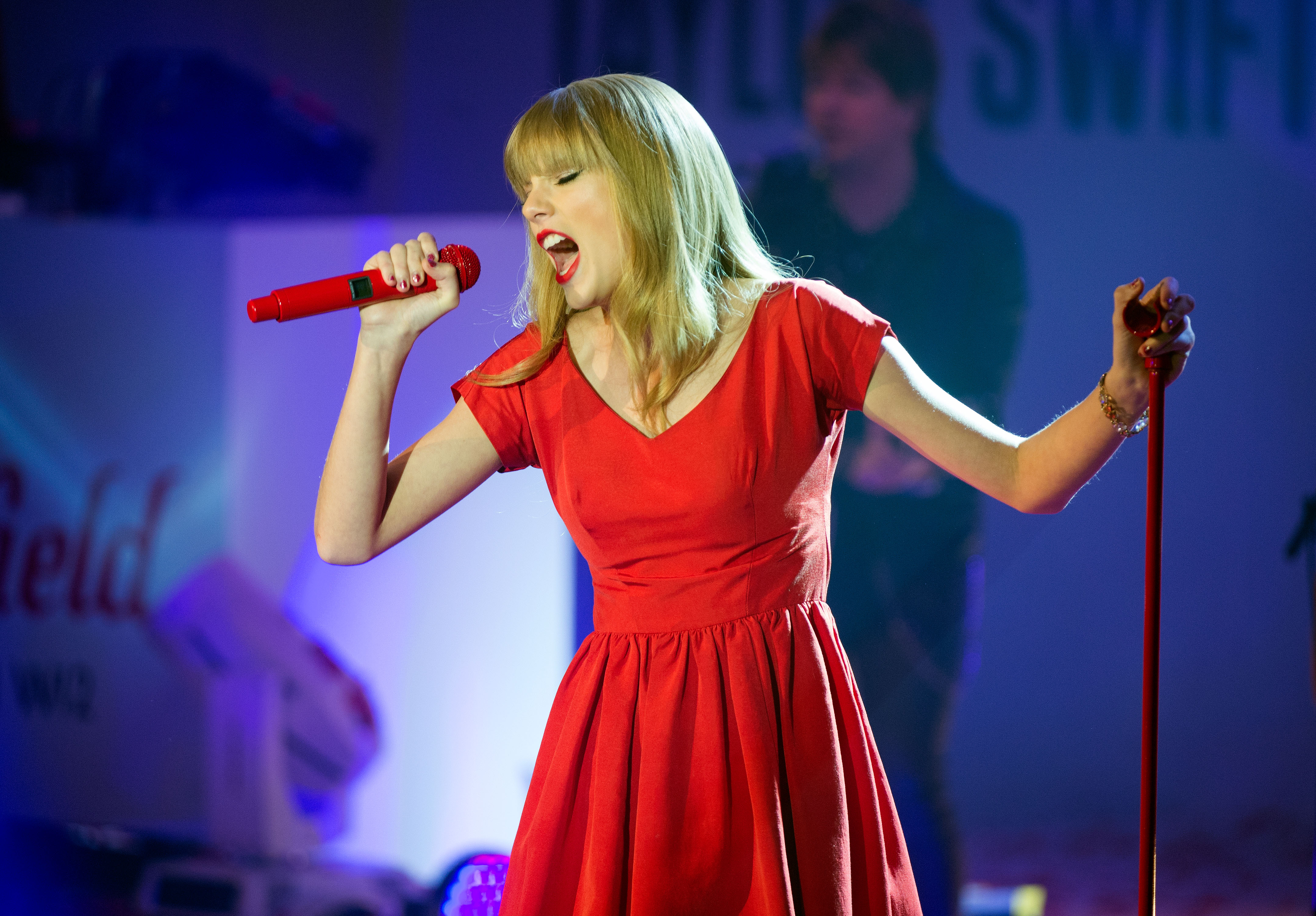 Taylor Swift Switches On Westfield London Christmas Lights