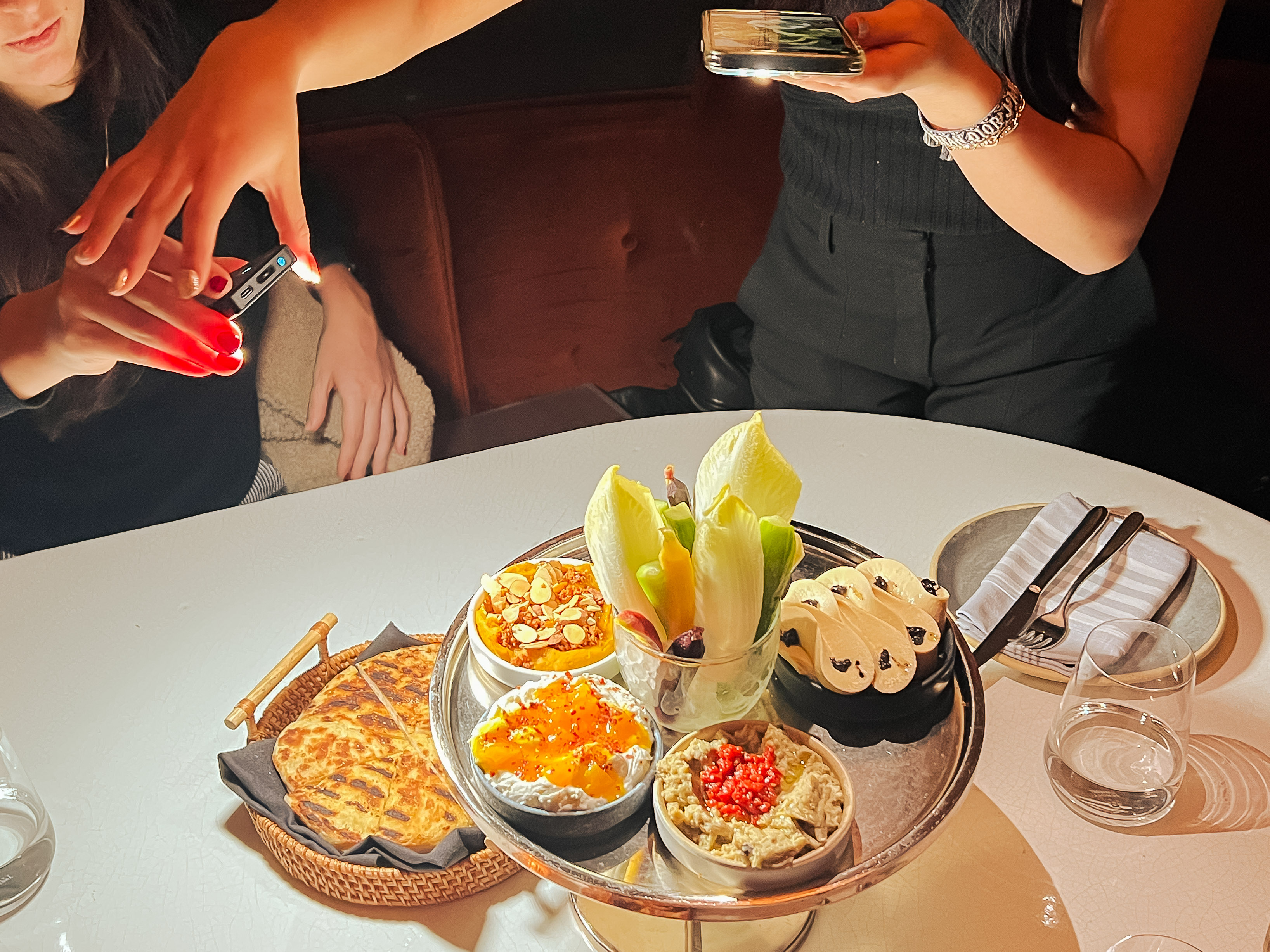 在曼哈顿餐厅邹市明(Zou Zou’s)， iPhone拍下了蘸酱和配菜的视频，手都飞了起来。