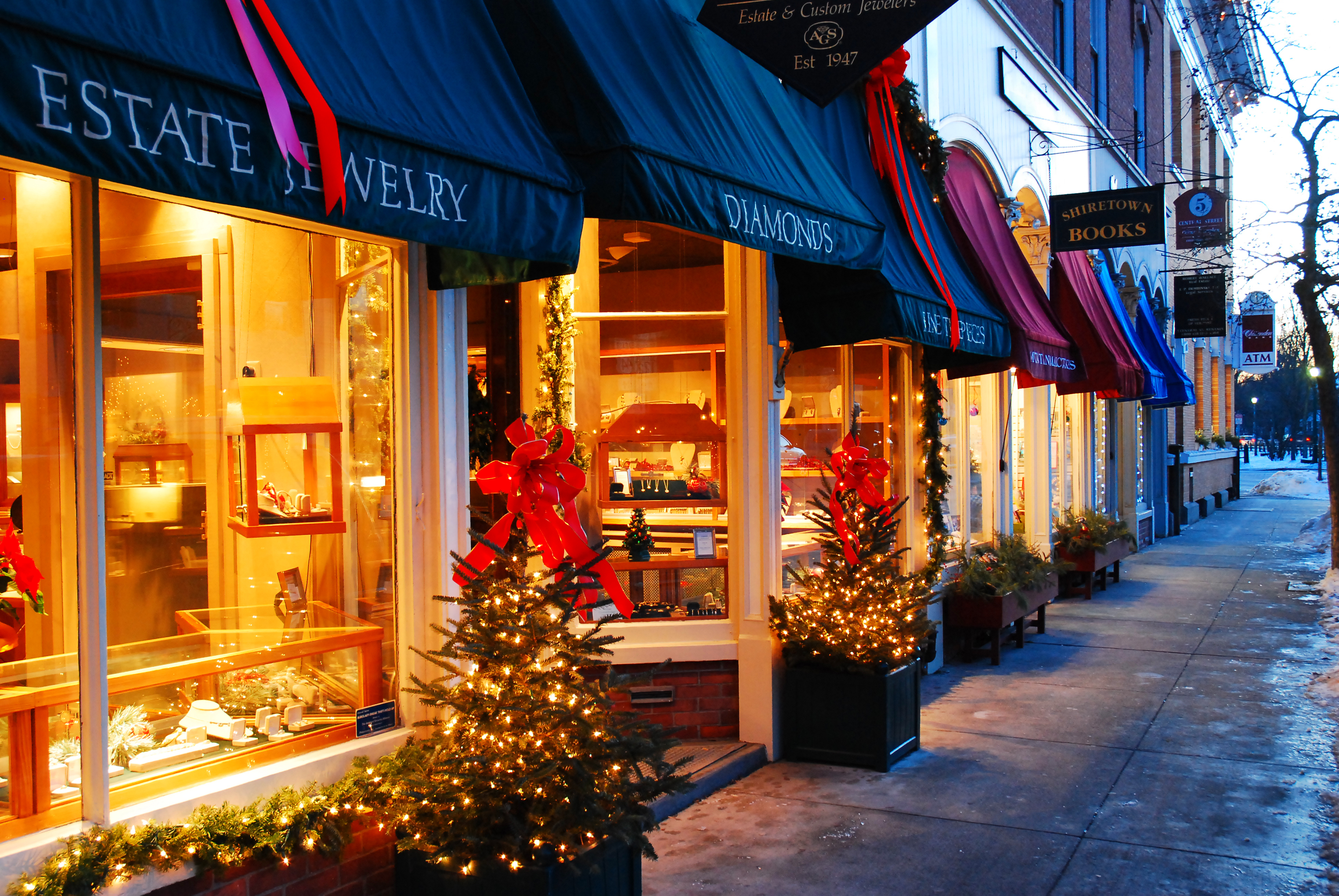  A picturesque shopping street decorated for Christmas