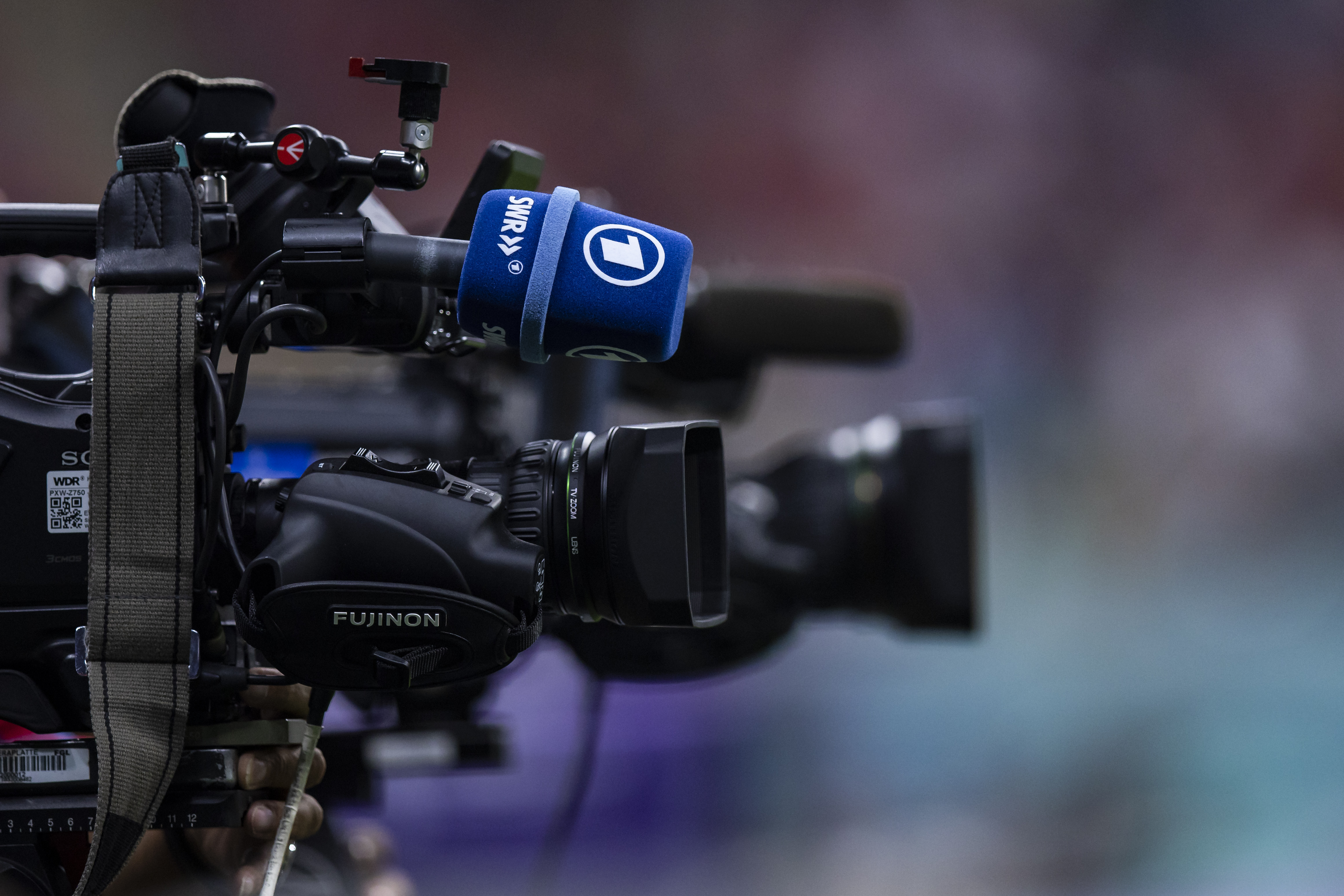 A TV camera of ARD is on the sidelines, facing toward the right. Photo: Tom Weller/dpa